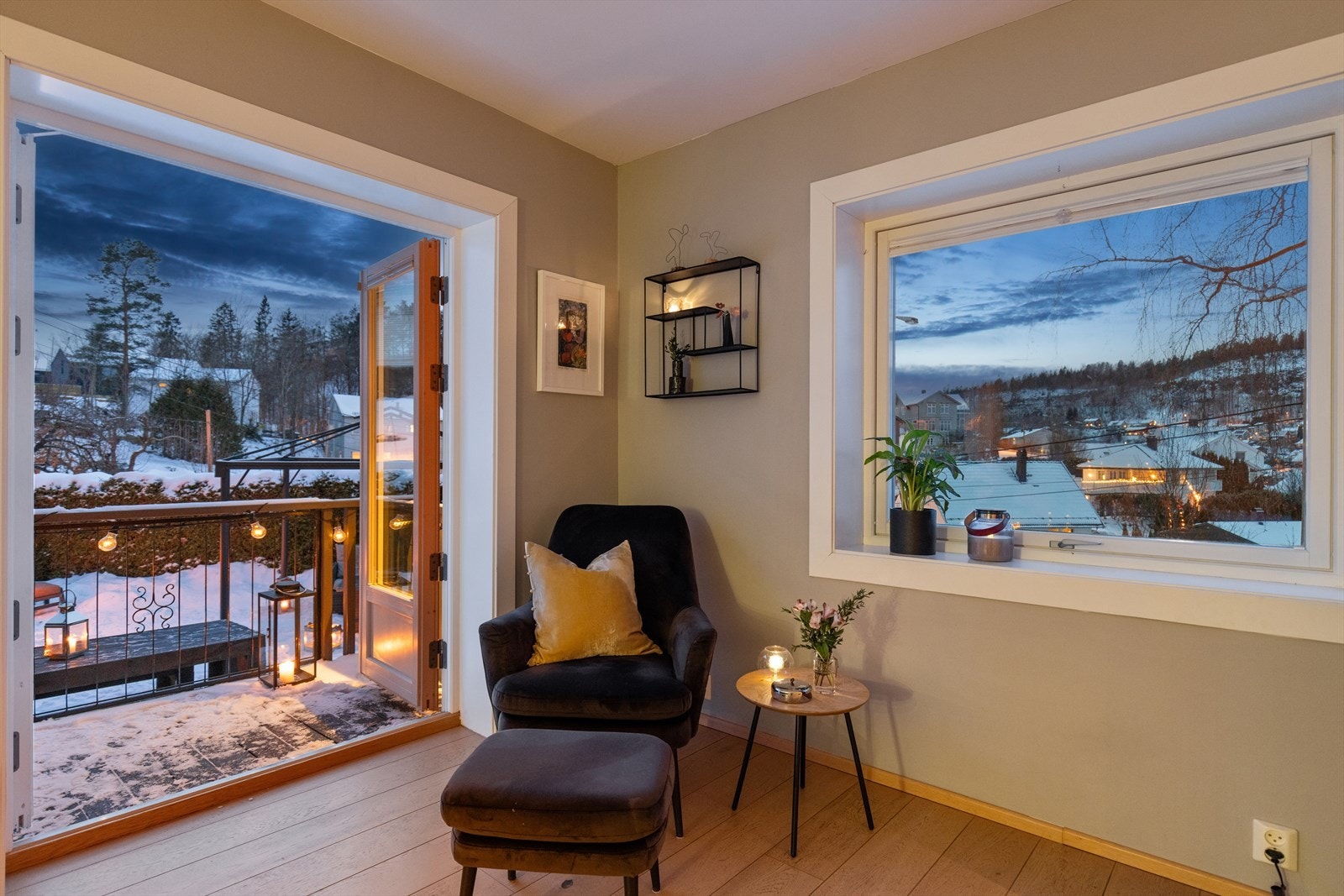 Fra stuen er det direkte utgang til et herlig, åpent og pent opparbeidet hageareal som virkelig forlenger oppholdsrommet både på kalde og varme dager. Galleribilde