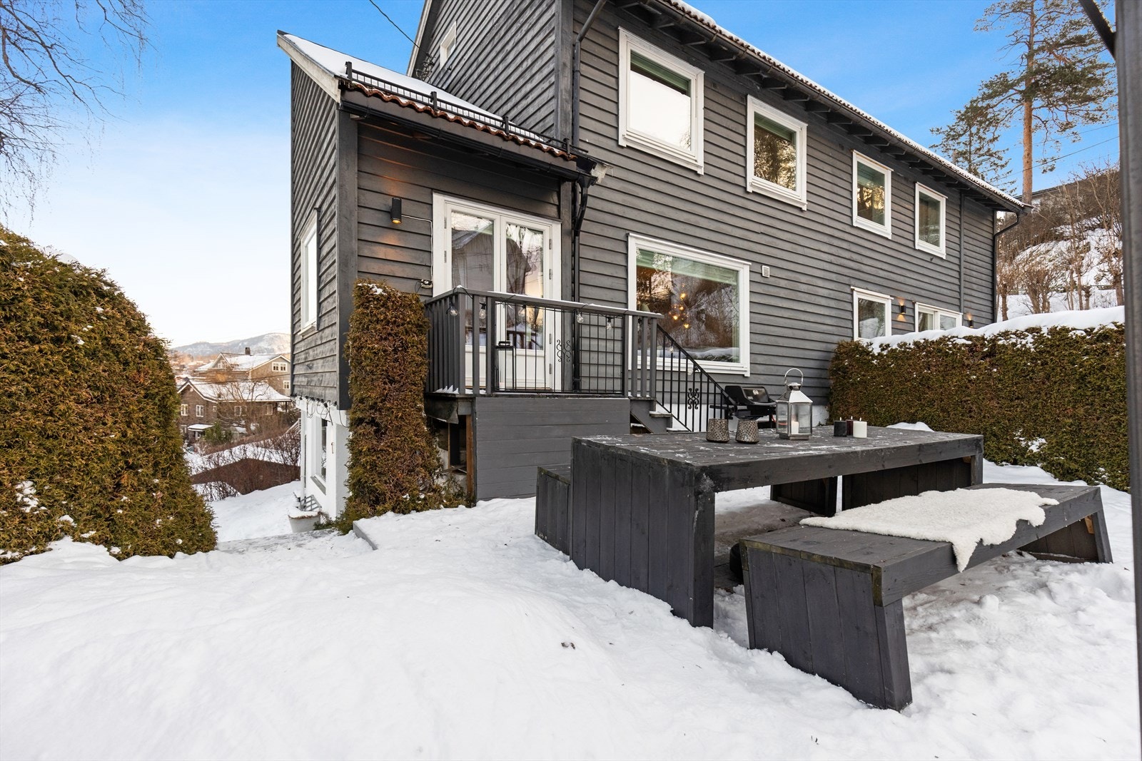 Tomten er både romslig og skjermet, og den luftige beliggenheten sørger for en behagelig følelse av privatliv. Solforholdene er svært gode gjennom hele dagen. Galleribilde