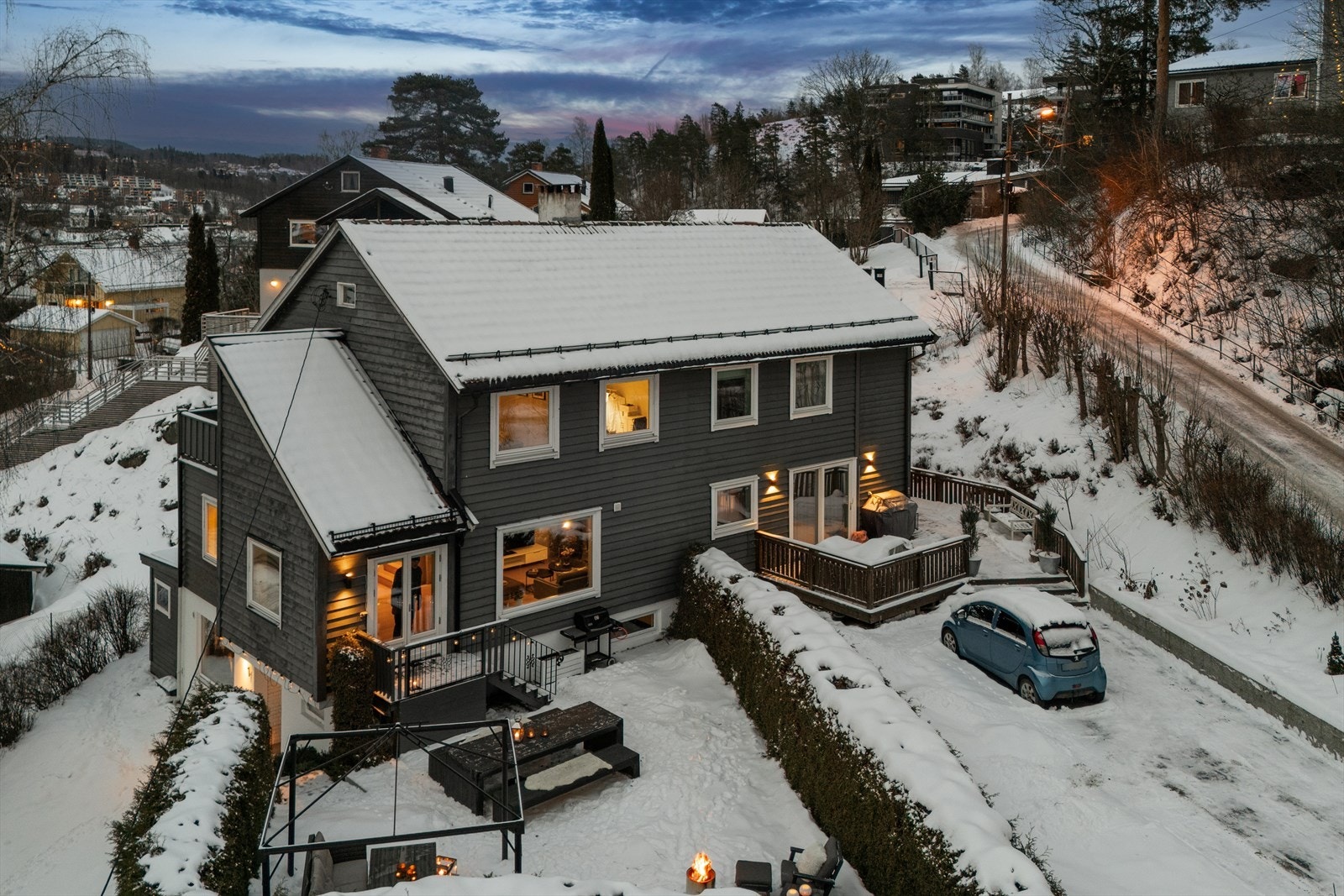 Eiendomsmegler Mette Hagen har gleden av å presentere: Innholdsrik og familievennlig 1/2 part av tomannsbolig med pent opparbeidet hage og egen garasje. Attraktiv beliggenhet i et hyggelig og etablert boområde på Slependen. Galleribilde