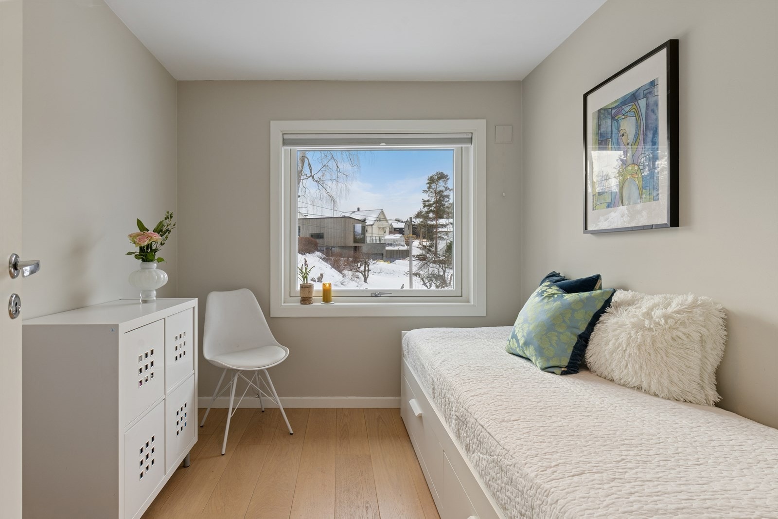 Dette er en etasje som tilbyr romslighet, funksjonalitet og en følelse av å trekke seg litt tilbake - en ideell privat del av boligen som enkelt tilpasses familiens livsstil og ønsker. Galleribilde