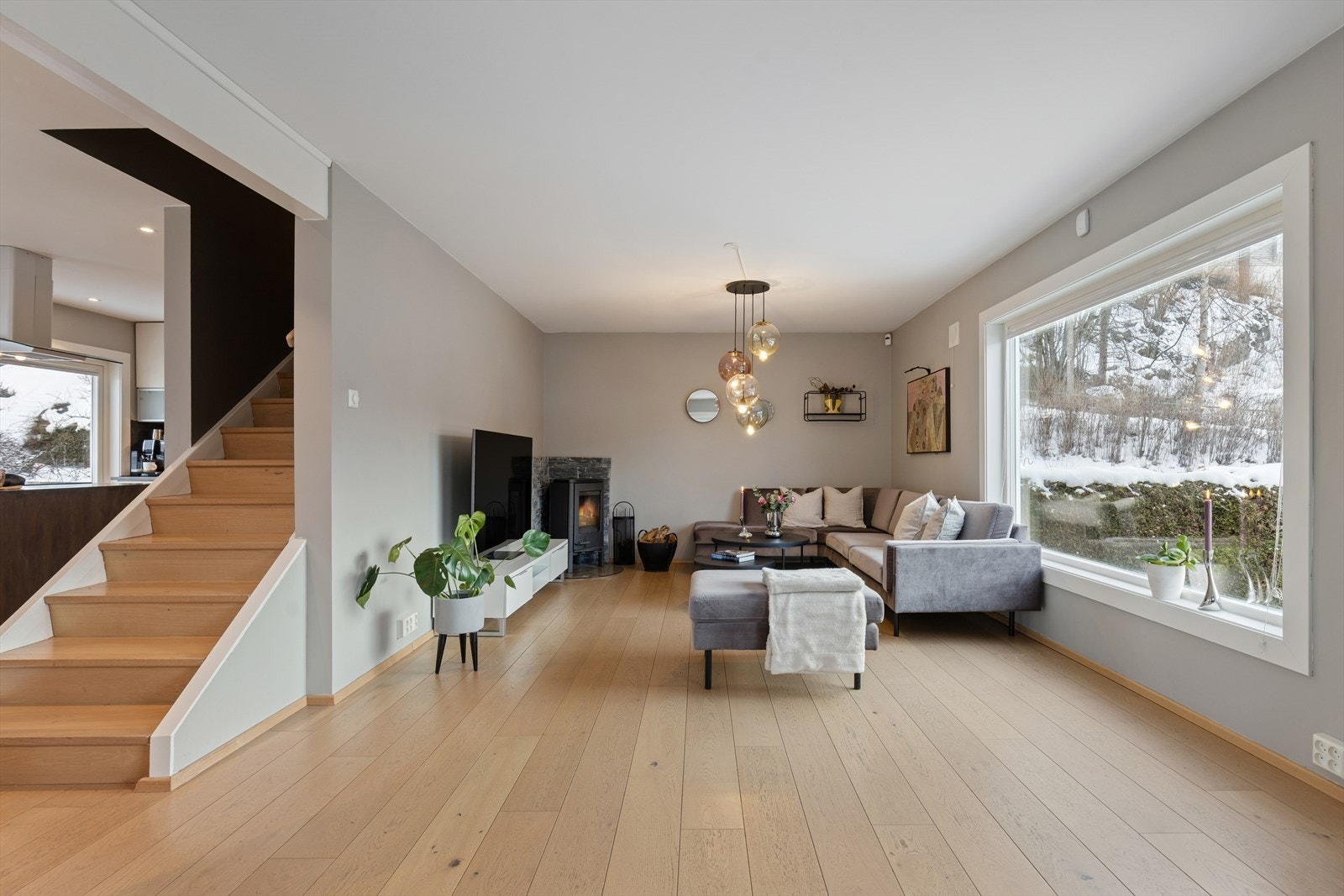 Fra første etasje fører en elegant trapp videre opp til boligens øverste etasje - en behagelig, tilbaketrukket og svært privat del av hjemmet. Her får familien sitt eget fredelige område, perfekt tilpasset både ro, hvile og hverdagslivets behov. Galleribilde