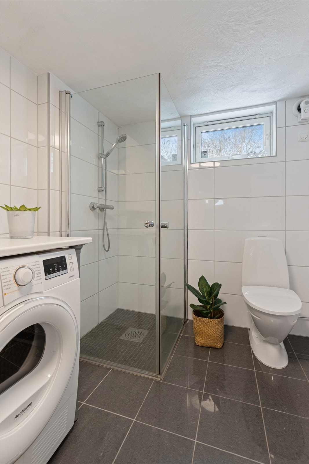 Et funksjonelt rom som kombinerer både velvære og praktiske behov i hverdagen. Galleribilde