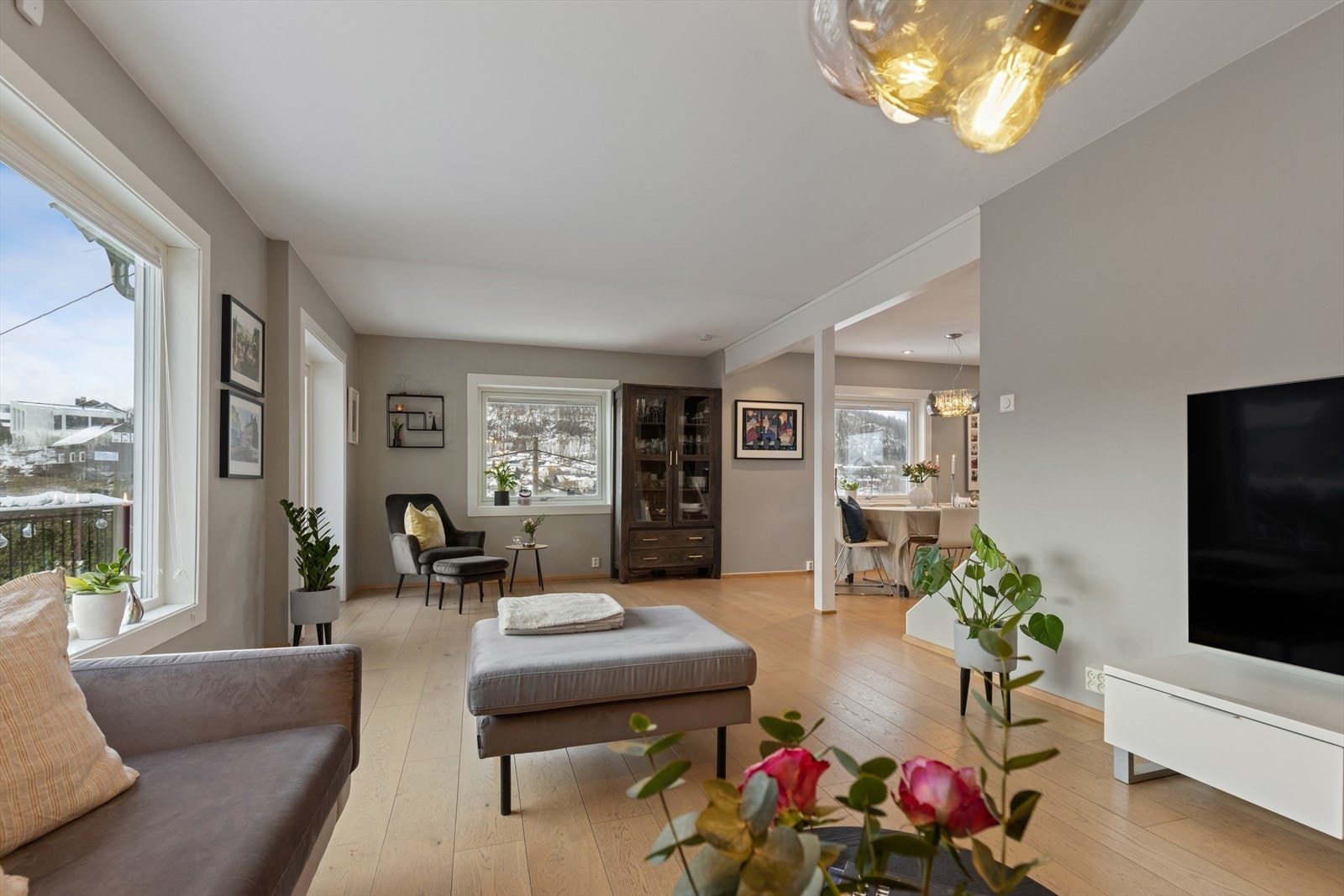 Stuen har god plass til både en romslig sofagruppe, TV-avdeling og et stort spisebord. Legg merke til de flotte vindusflatene som bringer fint lys til boligen. Galleribilde