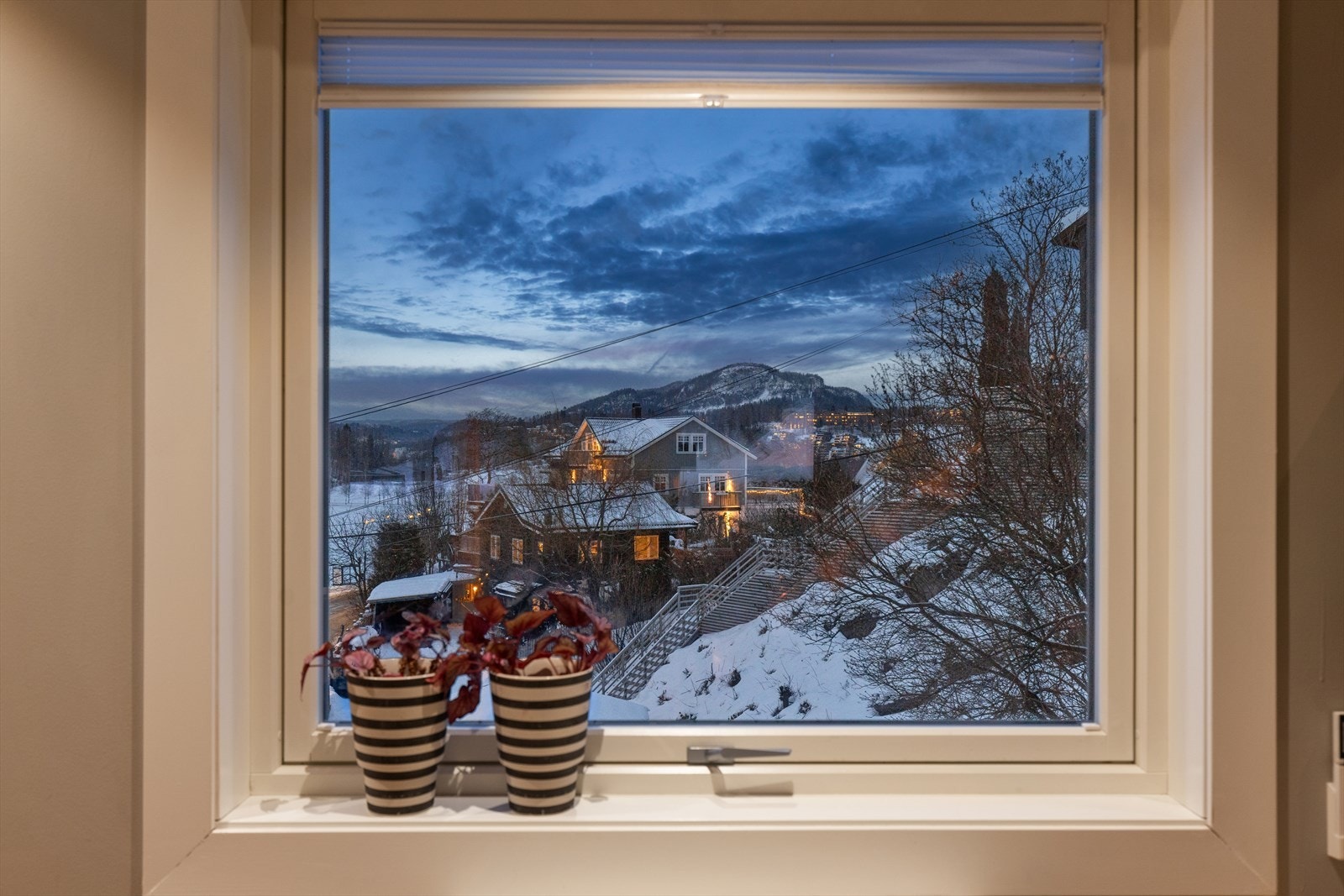 Når dagen går over i kveld, forvandles spiseplassen til et atmosfærisk samlingspunkt med en utsikt som virkelig kommer til sin rett. Galleribilde