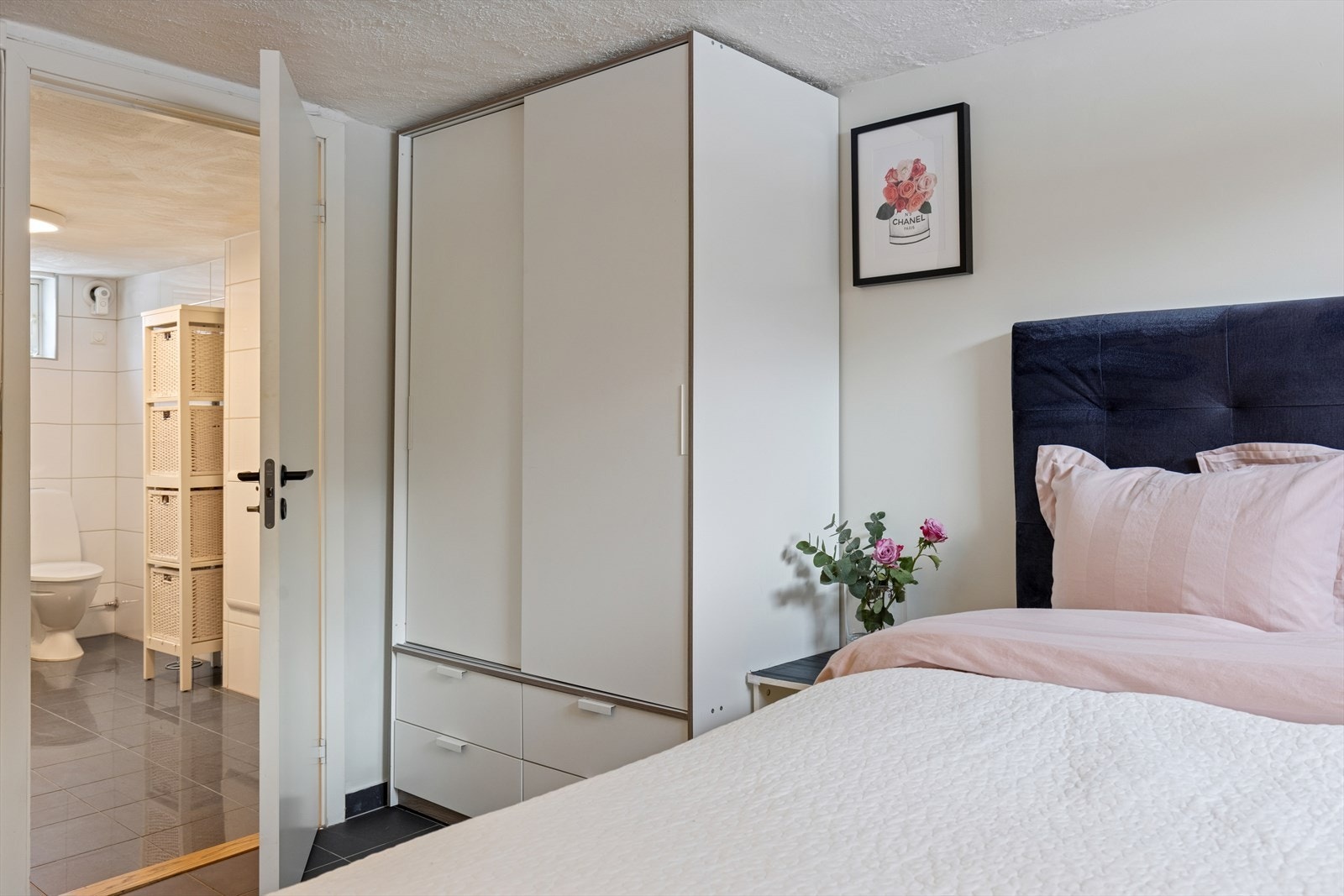 Soverommet byr på en god og praktisk planløsning med plass til både seng, nattbord og garderobeskap. Galleribilde