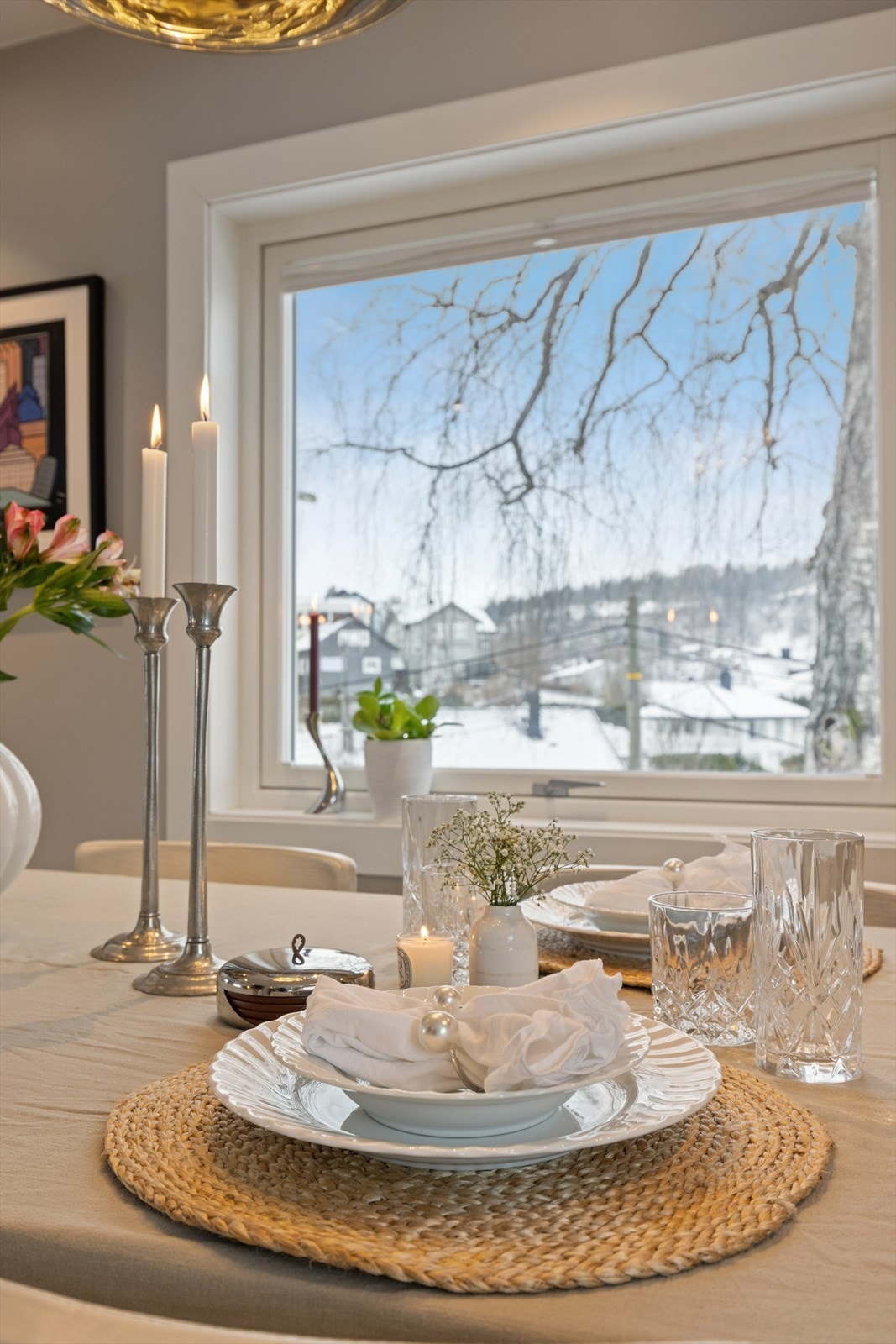 Dette er et område i hjemmet hvor naturlig lys, utsikt og god plass danner en harmonisk helhet - et ideelt samlingspunkt for familie og venner. Galleribilde