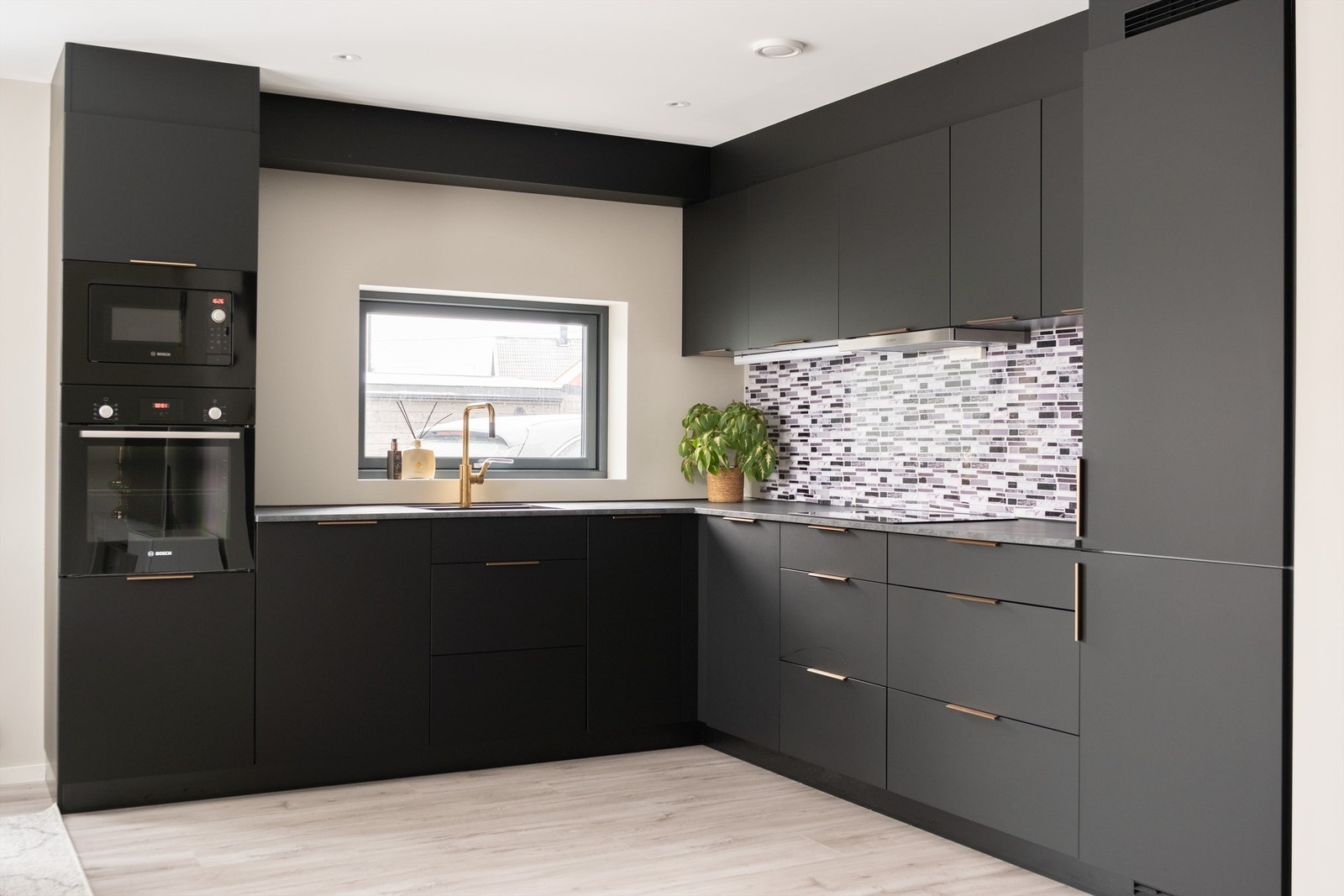 Kjøkkeninnredningen er en lekker løsning fra Kvik som kombinerer dansk design med funksjonalitet. Galleribilde