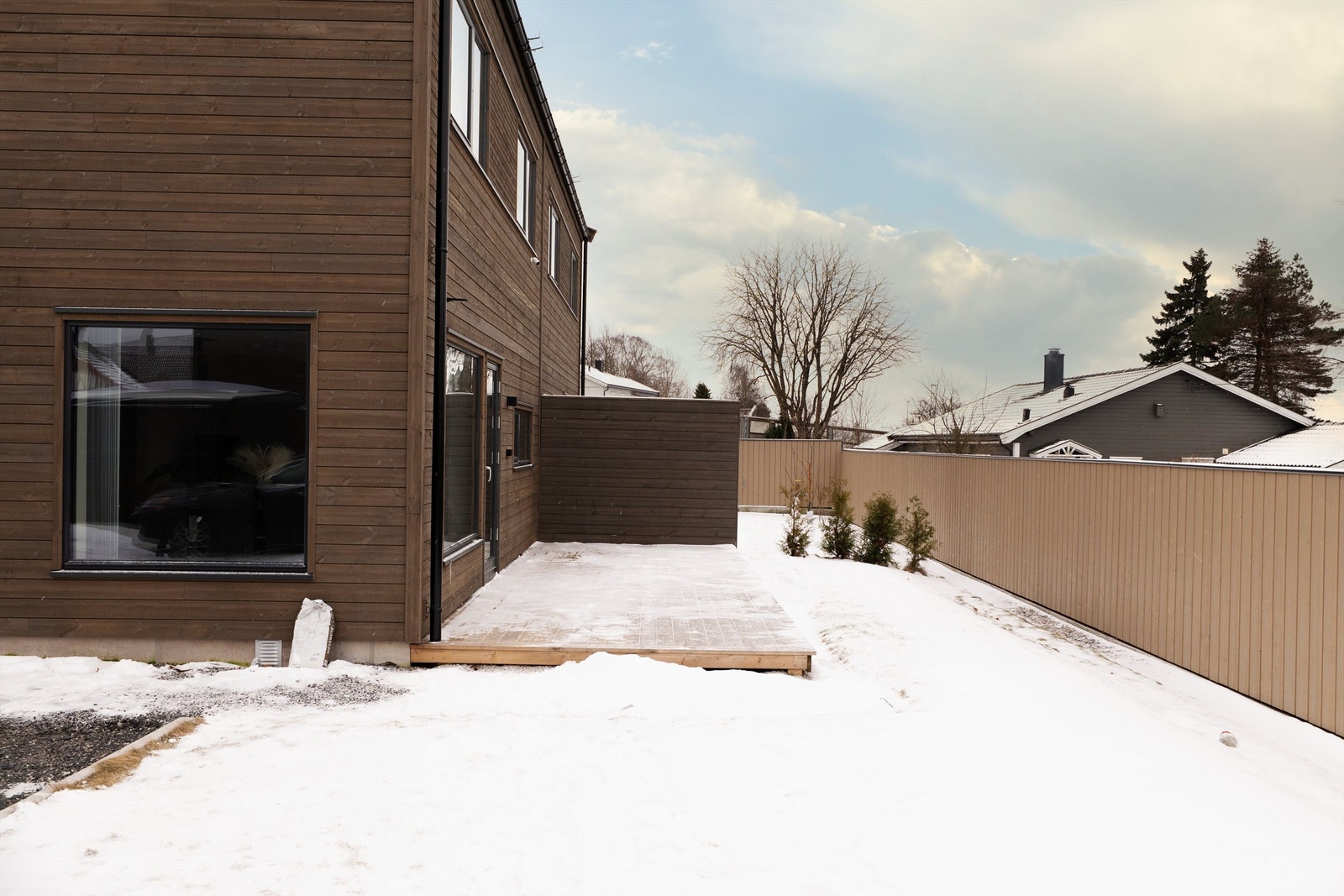 Platting på nesten 20 kvm. vendt mot vest sikrer tilgang til ettermiddags- og kveldssolen sommerstid. Galleribilde