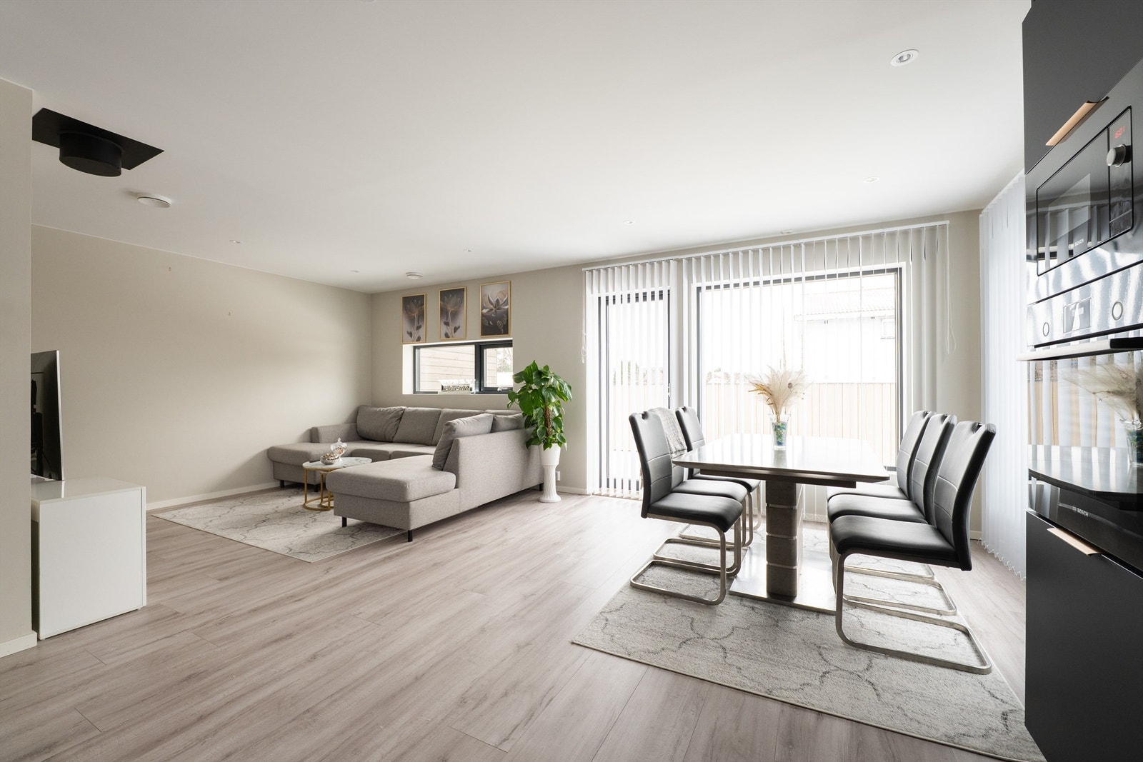 Spotter innfelt i stuens himling besørger effektfull belysning og kan dimmes. Galleribilde