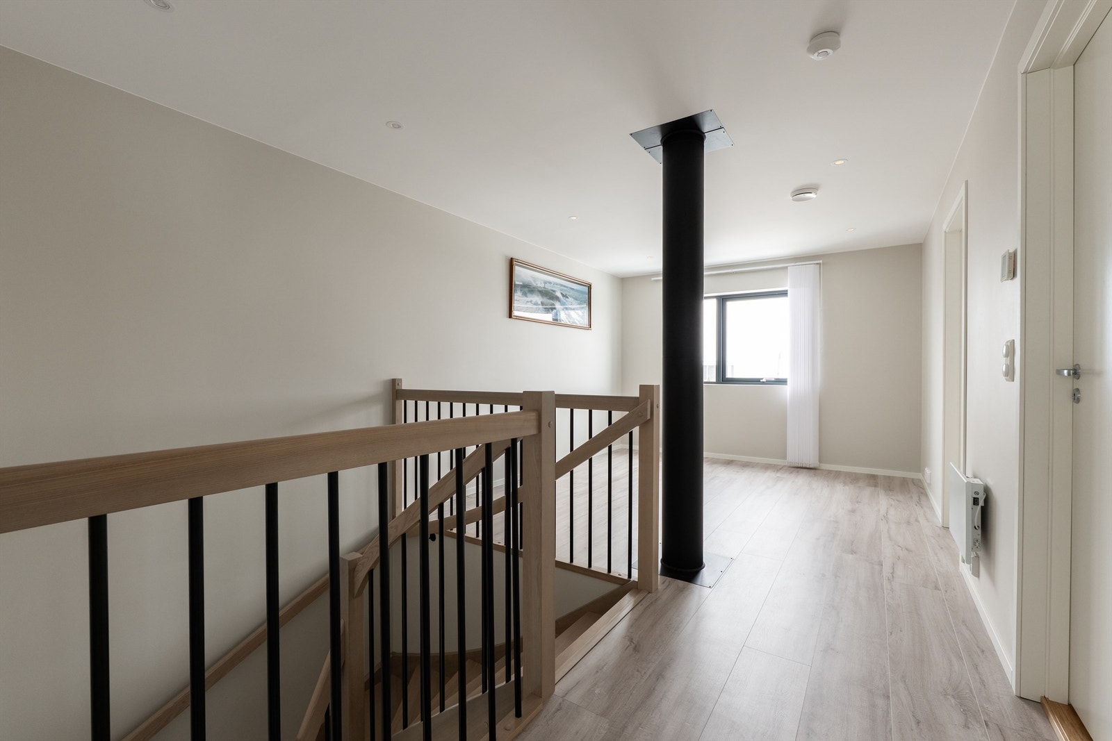 Stuen i andre etasje er en ypperlig TV-stue og kan i tillegg være barnas helt egen avdeling til felles opphold. Galleribilde