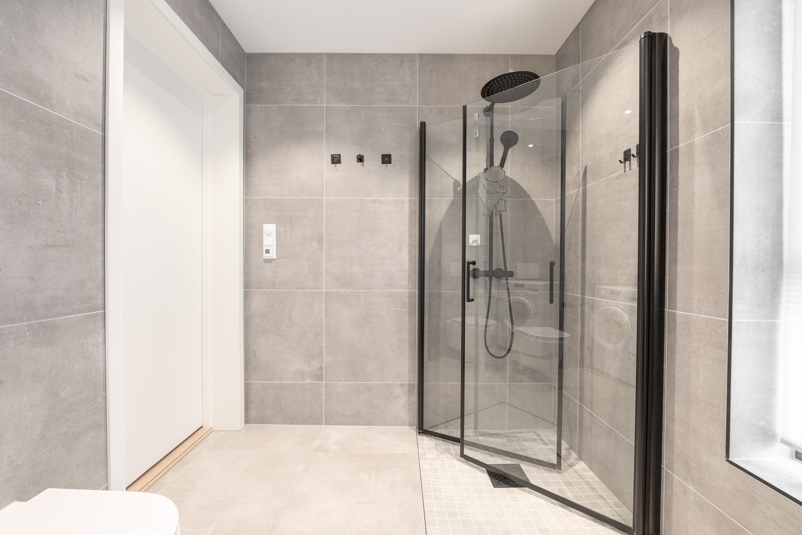 Begge bad byr på dusjmulighet. Dusjdørene er plassbesparende og kan svinges inn for å maksimere den tilgjengelige gulvflaten. Galleribilde