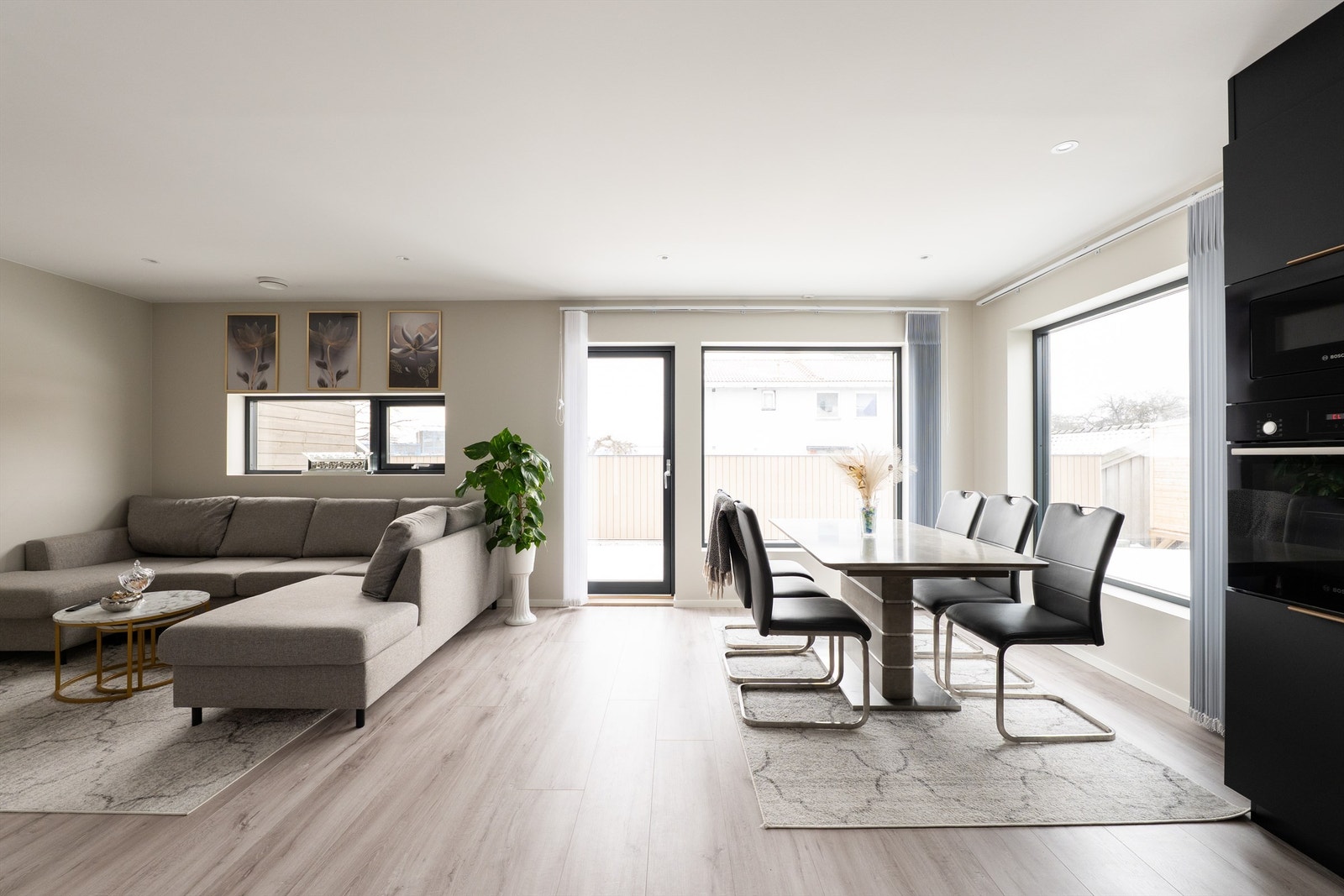 Boligen ble ferdigstilt i 2025 og byr fortsatt på ny-følelsen. Her kan du flytte rett inn og nyte godt av kvalitetene ved et moderne hjem.
Fotograf; Kristoffer Kristiansen. Galleribilde