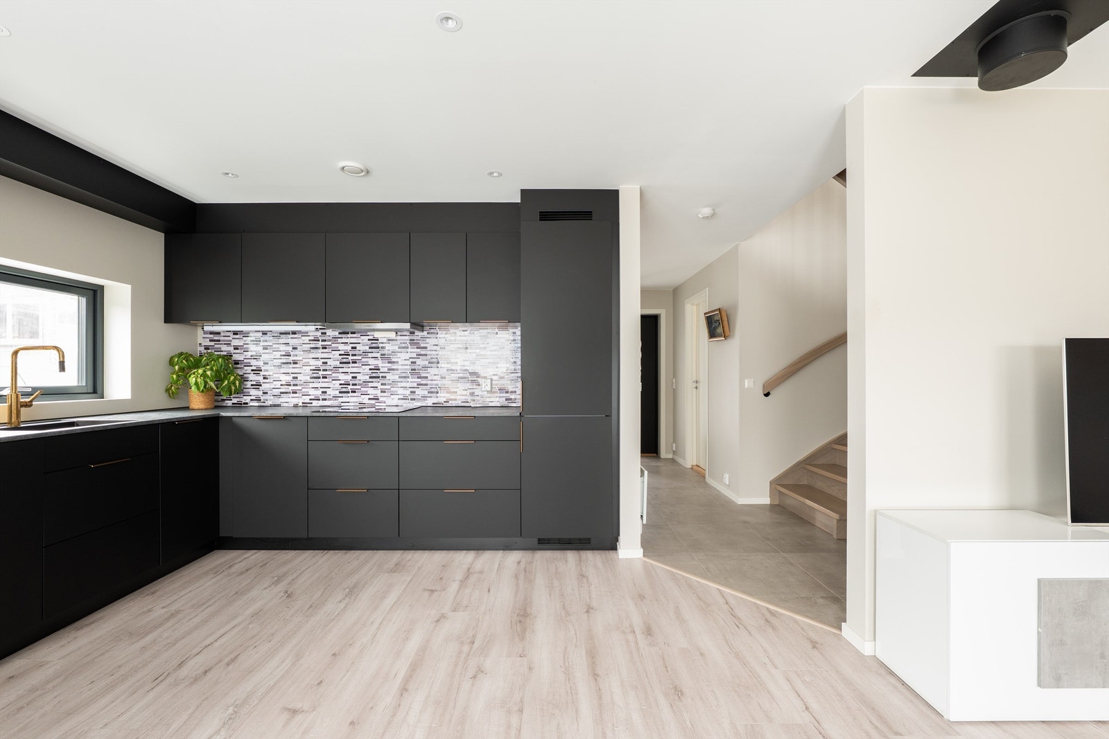 I første etasje er det elektrisk gulvvarme i alle rom utenom sportsbod. Galleribilde