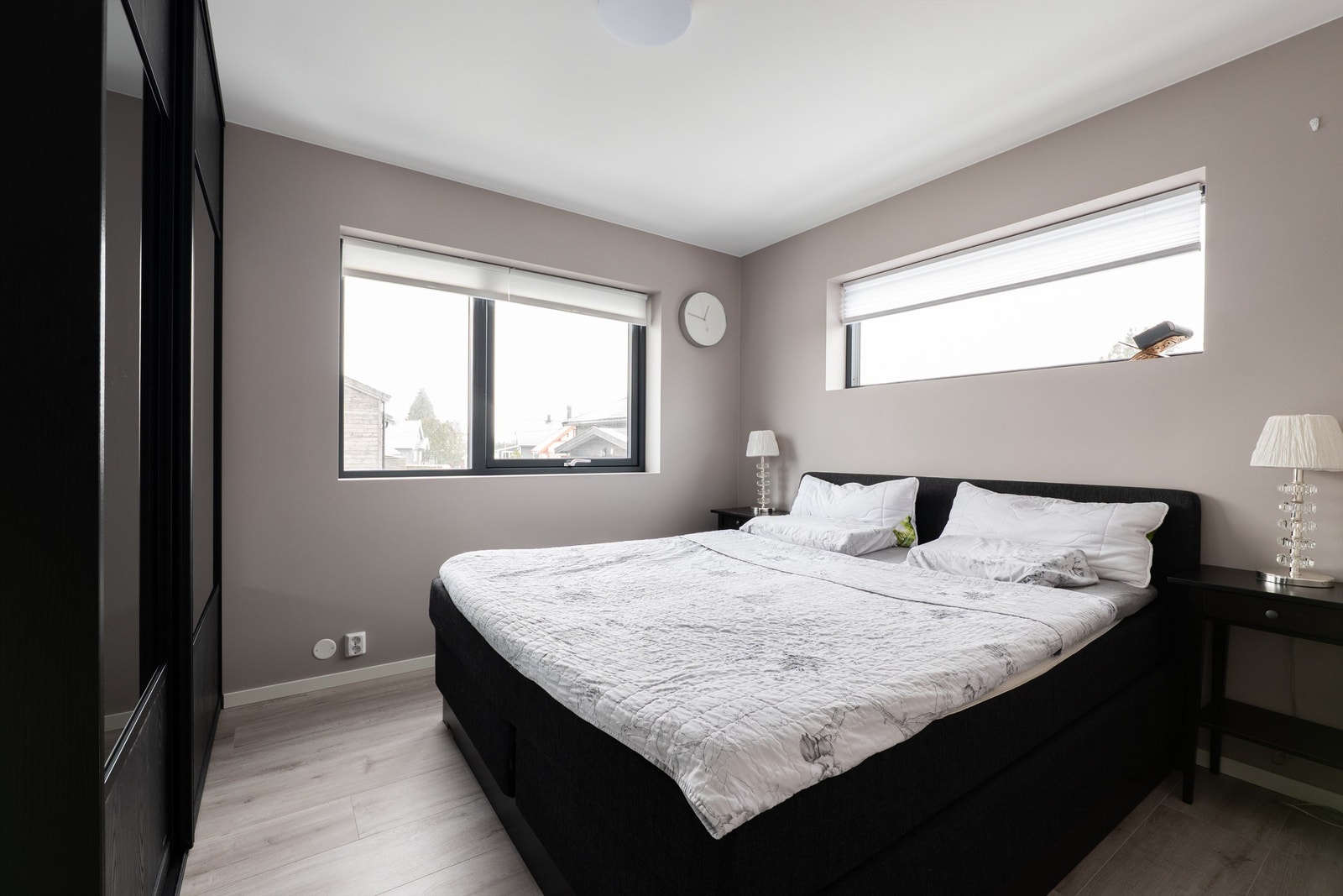 Hovedsoverommet er innredet med en praktisk skyvedørsgarderobe. Vindu på to sider slipper inn mye naturlig lys. Galleribilde