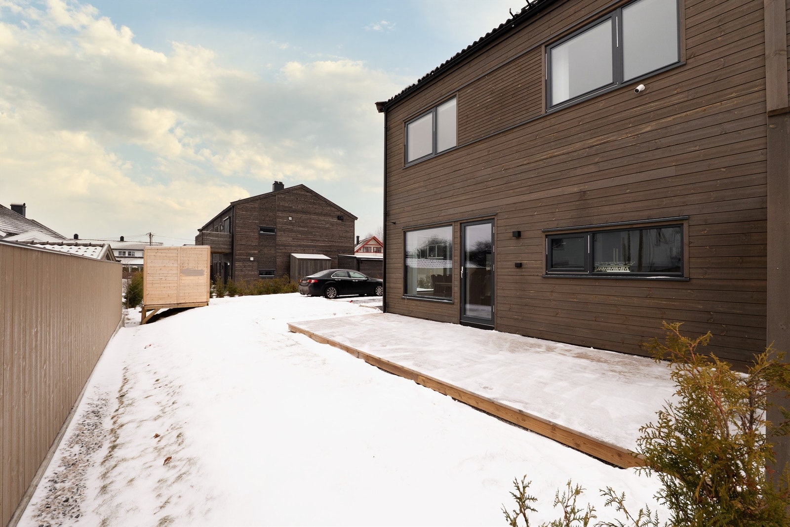 Boligen disponerer biloppstillingsplass på felles gårdsplass, rett rundt hjørnet fra inngangspartiet. Galleribilde