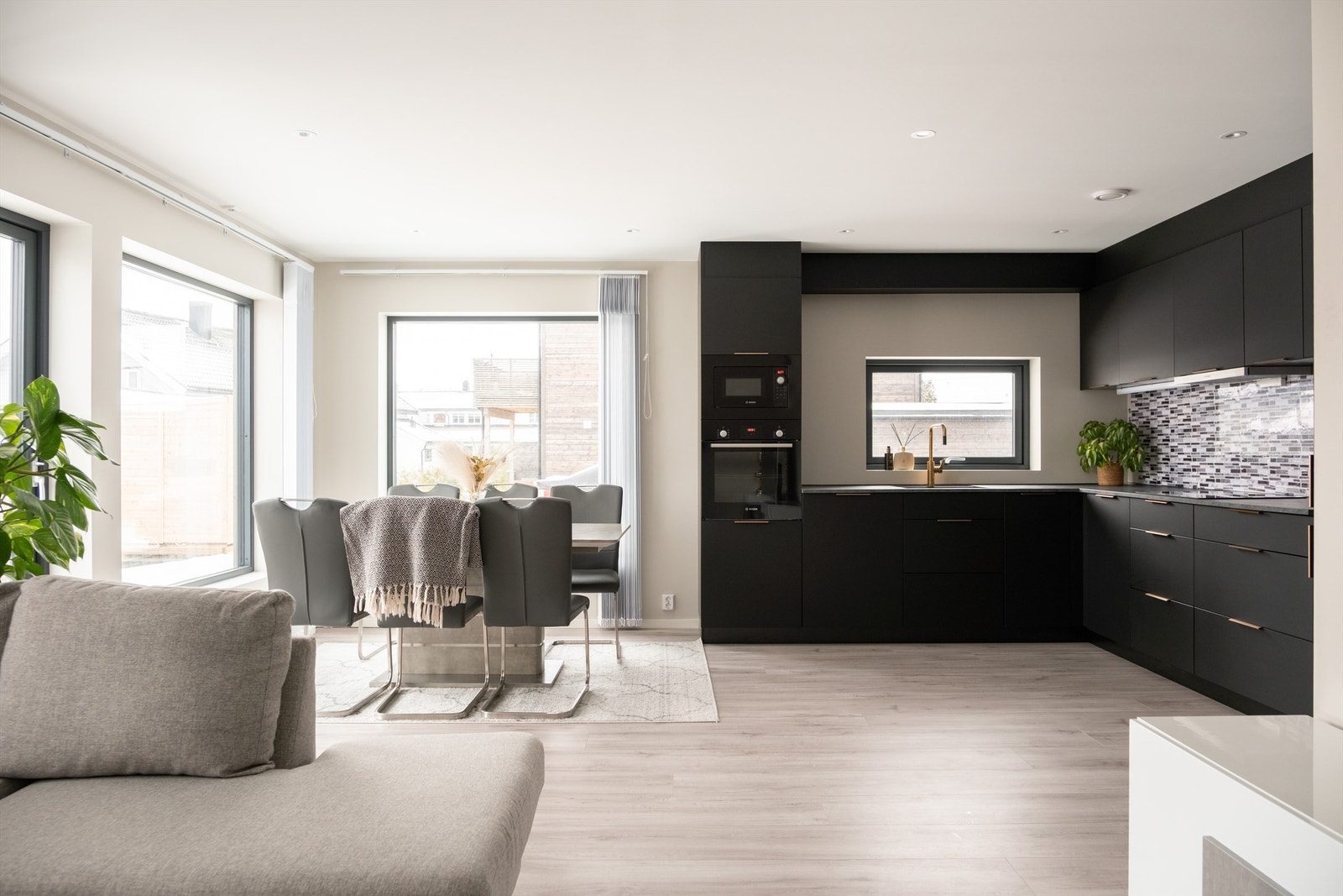 Boligen har stue i begge etasjer. I første er stuen og kjøkkenet sømløst knyttet sammen i en over 30 kvm. stor sosial sone. Galleribilde