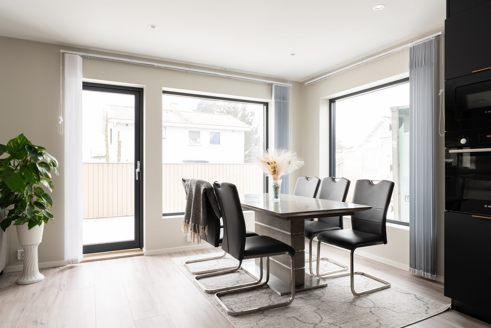 Store vinduer med tre-lags glass fyller stuen med mye naturlig lys.
Lamellgardiner skjermer effektivt mot så vel sol som innsyn. Galleribilde