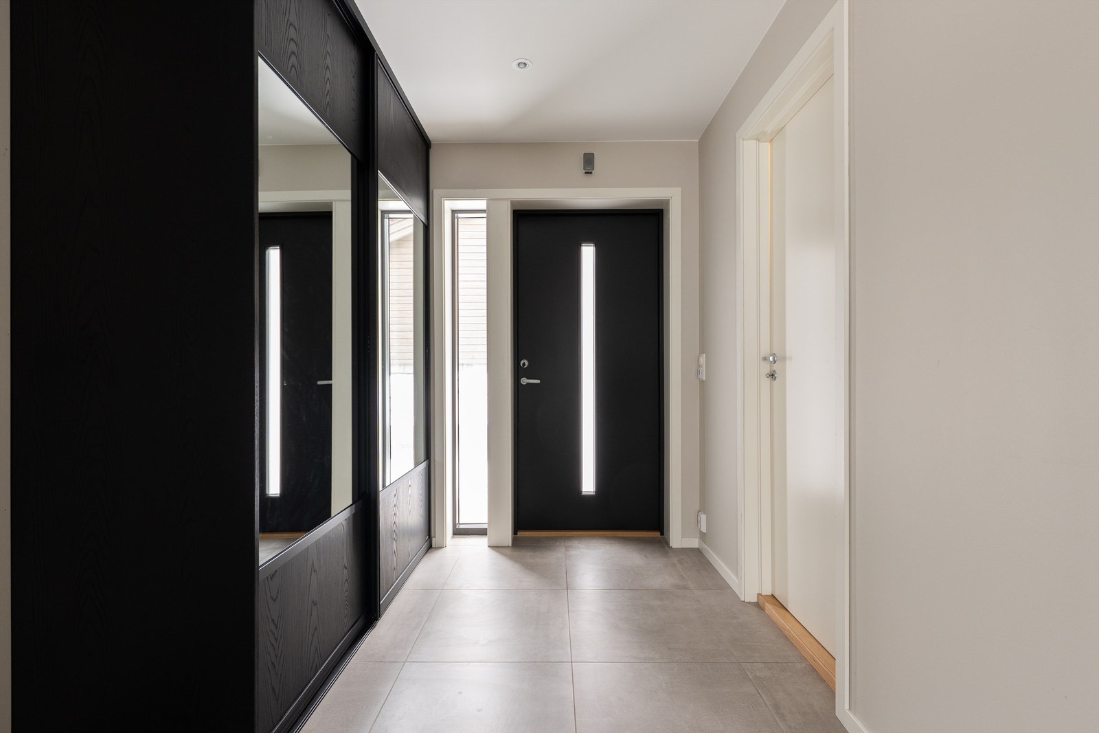 I entreens store skyvedørsgarderobe kan yttertøyet oppbevares oversiktlig og lett tilgjengelig. Galleribilde