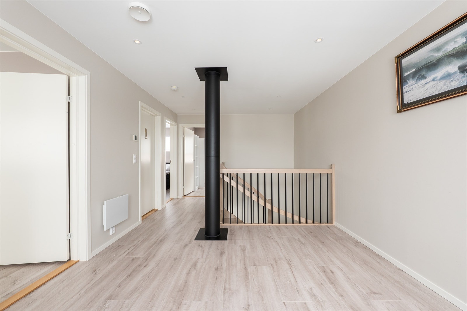 Med tre soverom i andre etasje får familien mulighet til å sove samlet på én flate, noe som er spesielt gunstig mens barna er små. Galleribilde