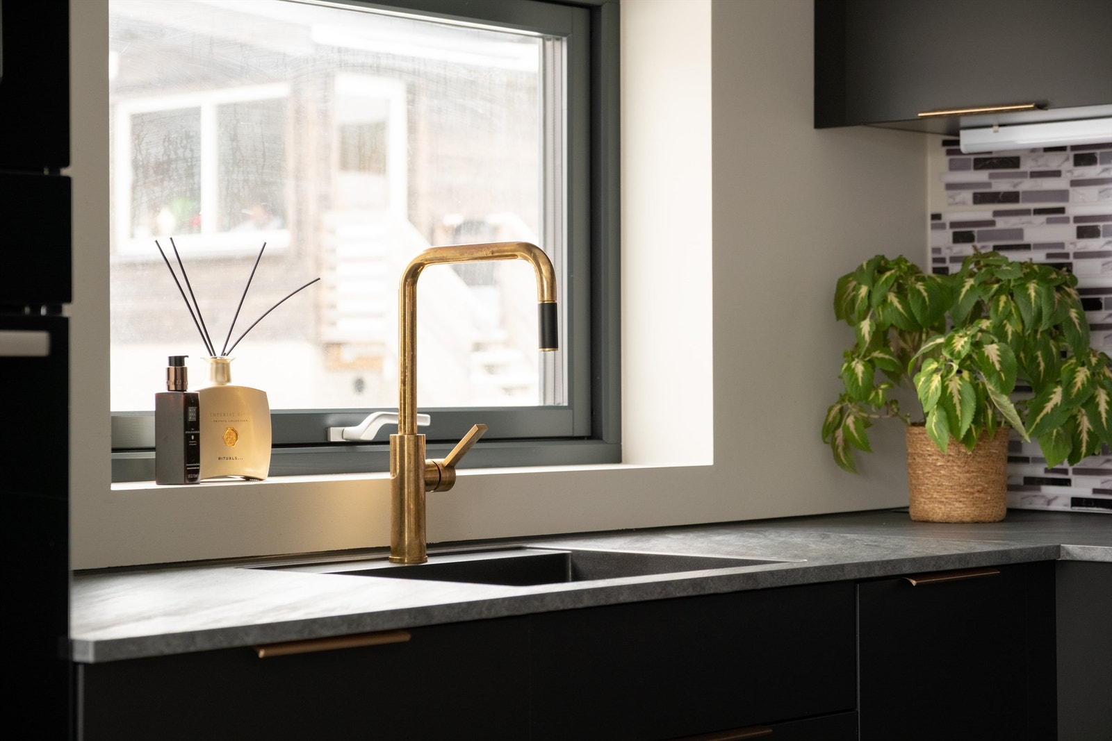 Mange oppbevaringsmuligheter og hendige arbeidsflater gjør kjøkkenet bruksvennlig. Praktisk er det også med rektangulær vask av underlimt modell. Galleribilde