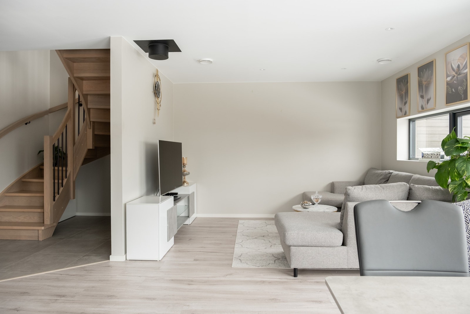 I stuen er det mulighet for ildsted, stålpipe er allerede montert. Galleribilde