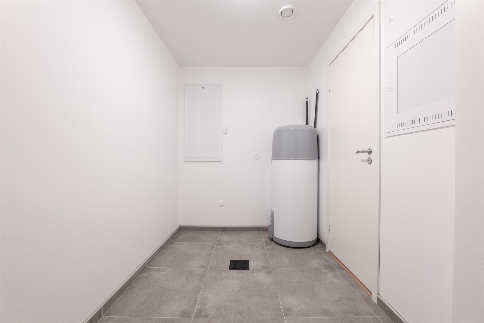 Til sportsboden er det adkomst både direkte fra entreen og utvendig fra gårdsplassen. Den innvendige forbindelsen er ikke byggemeldt. Galleribilde