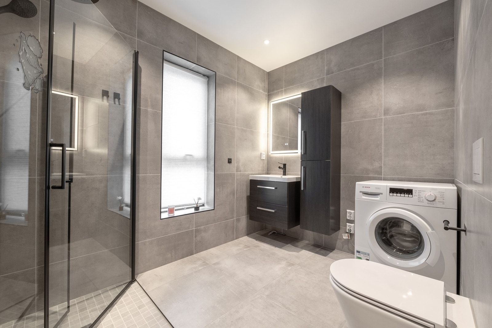 Moderne bad i begge etasjer er blant boligens fremste kvaliteter. Galleribilde