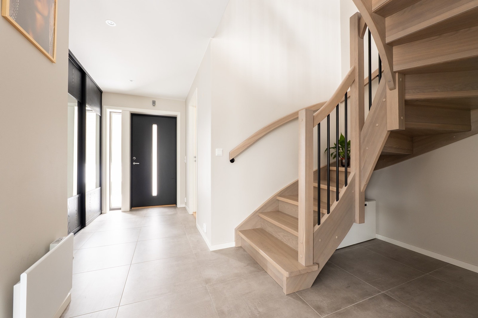 Etasjens bad er tilbaketrukket ved ytre del av entreen. Sportsbod med tekniske installasjoner er også tilgjengelig fra entreen. Galleribilde