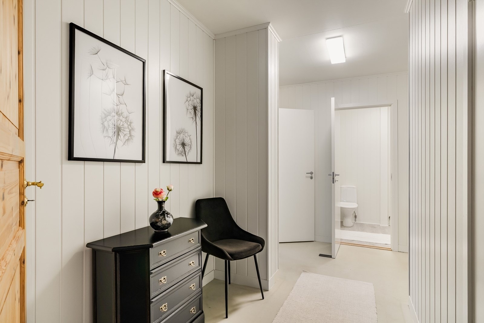 Her er det naturlig flyt videre til boligens øvrige oppholdsrom, noe som gir et åpent og oversiktlig førsteinntrykk. Galleribilde