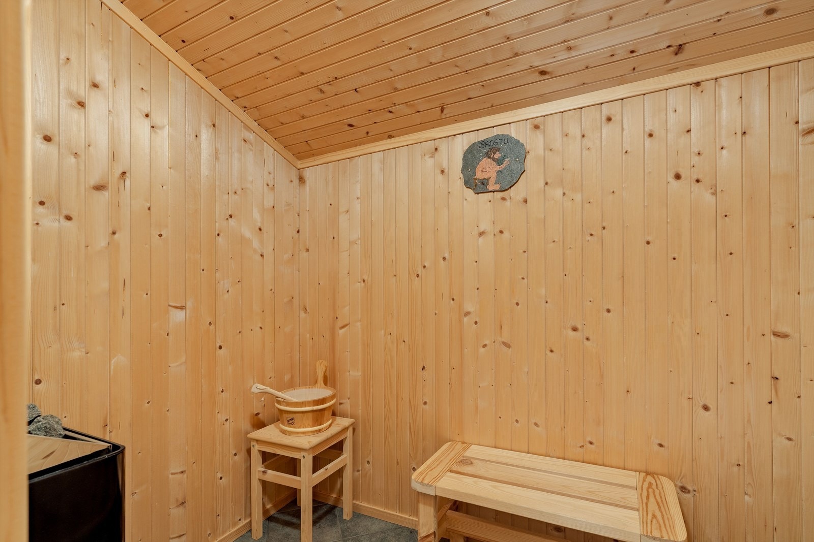 I direkte tilknytning til badet ligger badstue, utført med trepanel på vegger og tak, samt sittebenker i tre. Dette gir en ekstra komfortabel og velværepregede løsning i boligen. Galleribilde