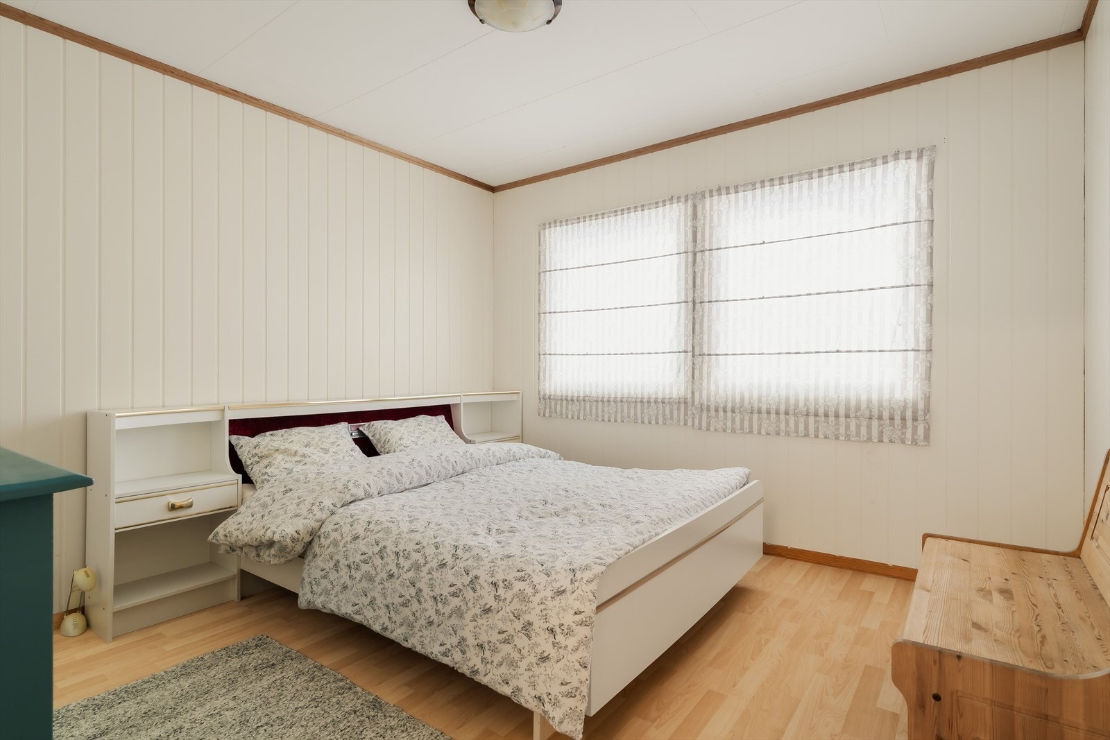 Soverommene fremstår som rolige og innbydende, med vinduer som gir naturlig lys og utsyn mot omgivelsene. Galleribilde