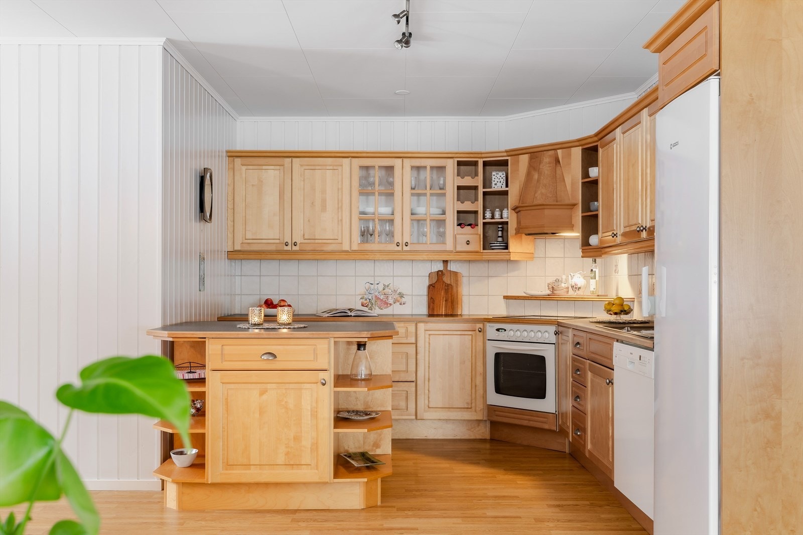 Innredningen har godt med skap- og benkeplass, samt kjøkkenøy som gir ekstra arbeidsflate og oppbevaringsmuligheter. Galleribilde