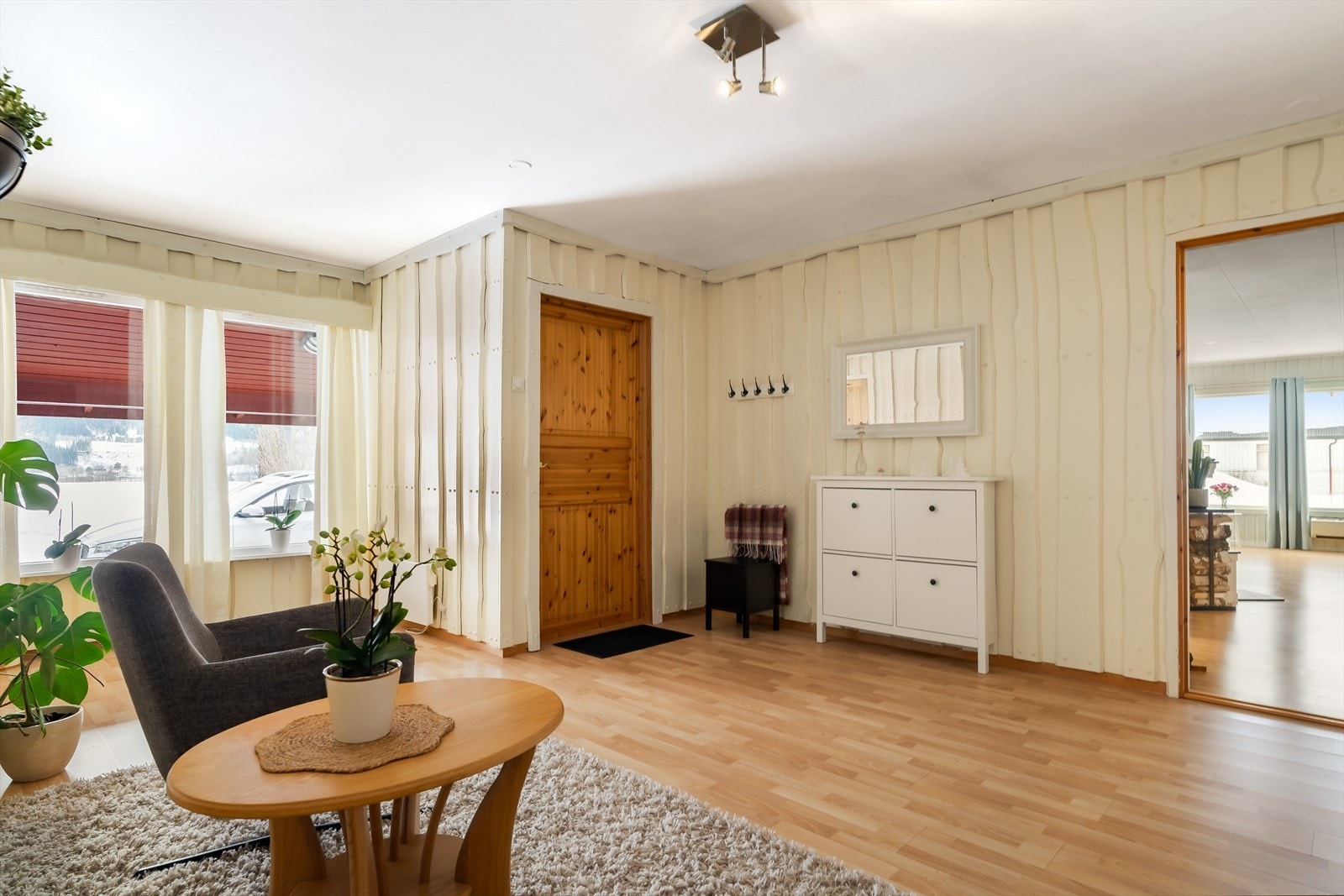 Entréen er romslig og innbydende, med god plass til garderobeløsning og møblering. Galleribilde