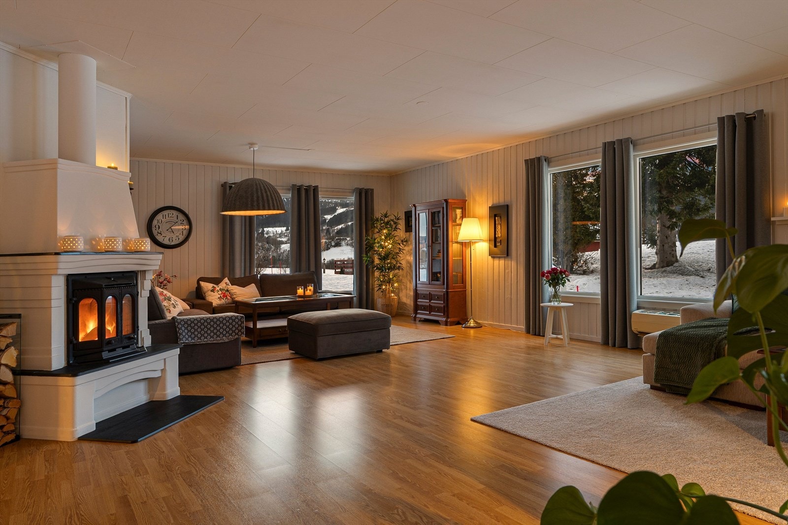 Boligen har en romslig og innbydende stue med god takhøyde og store vindusflater som gir rikelig med naturlig lys og utsyn mot omgivelsene. Galleribilde