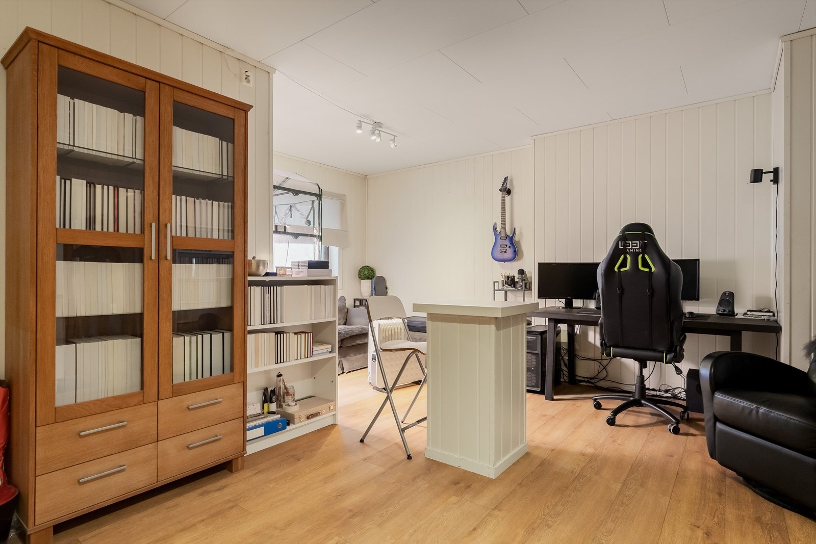 Her er det etablert stue/kjøkken, soverom, bad, wc, vaskerom, entré/gang samt flere boder av varierende størrelse. Galleribilde