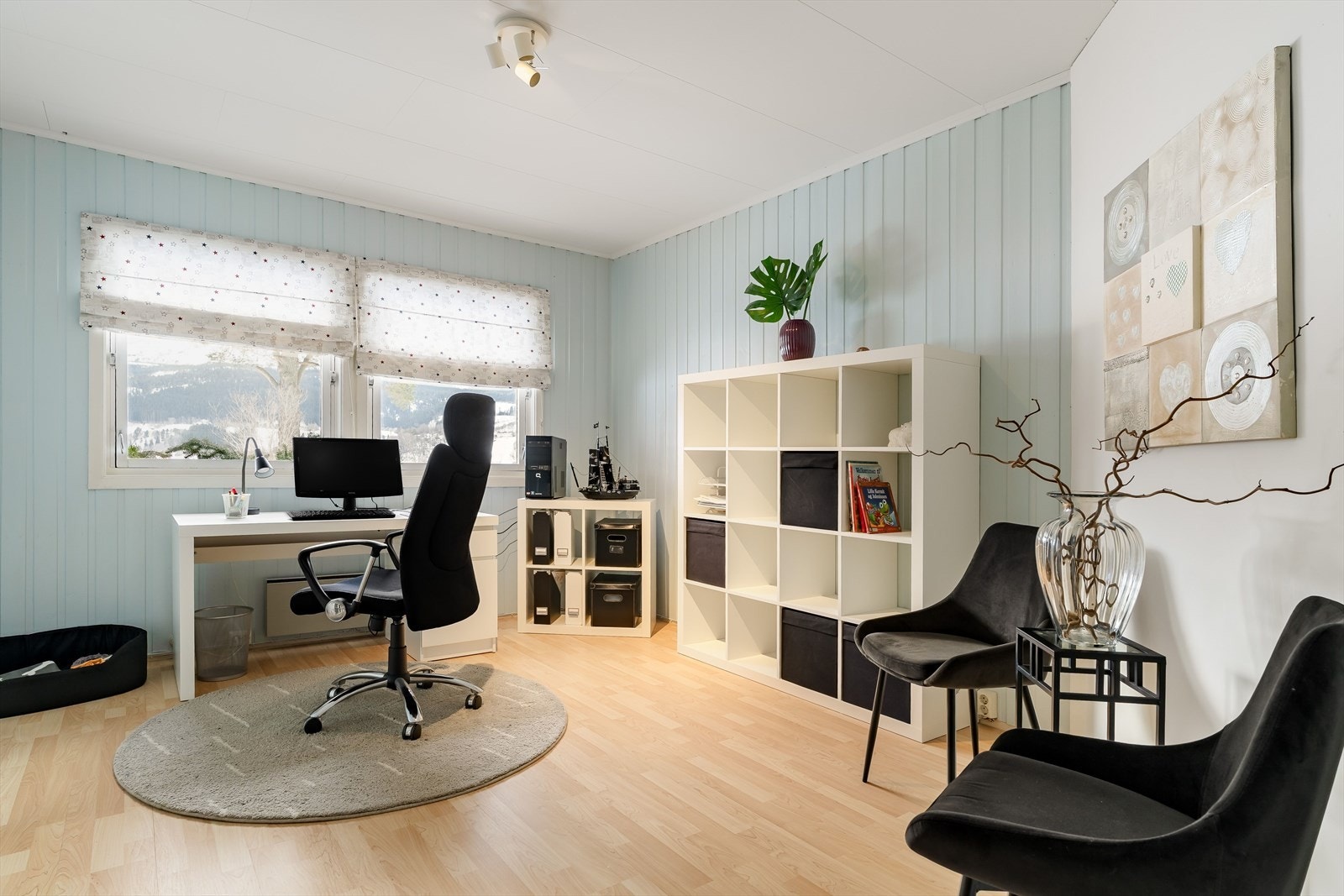 Boligen har flere soverom av god størrelse, med lyse overflater og plass til seng, nattbord og øvrig møblering. Galleribilde