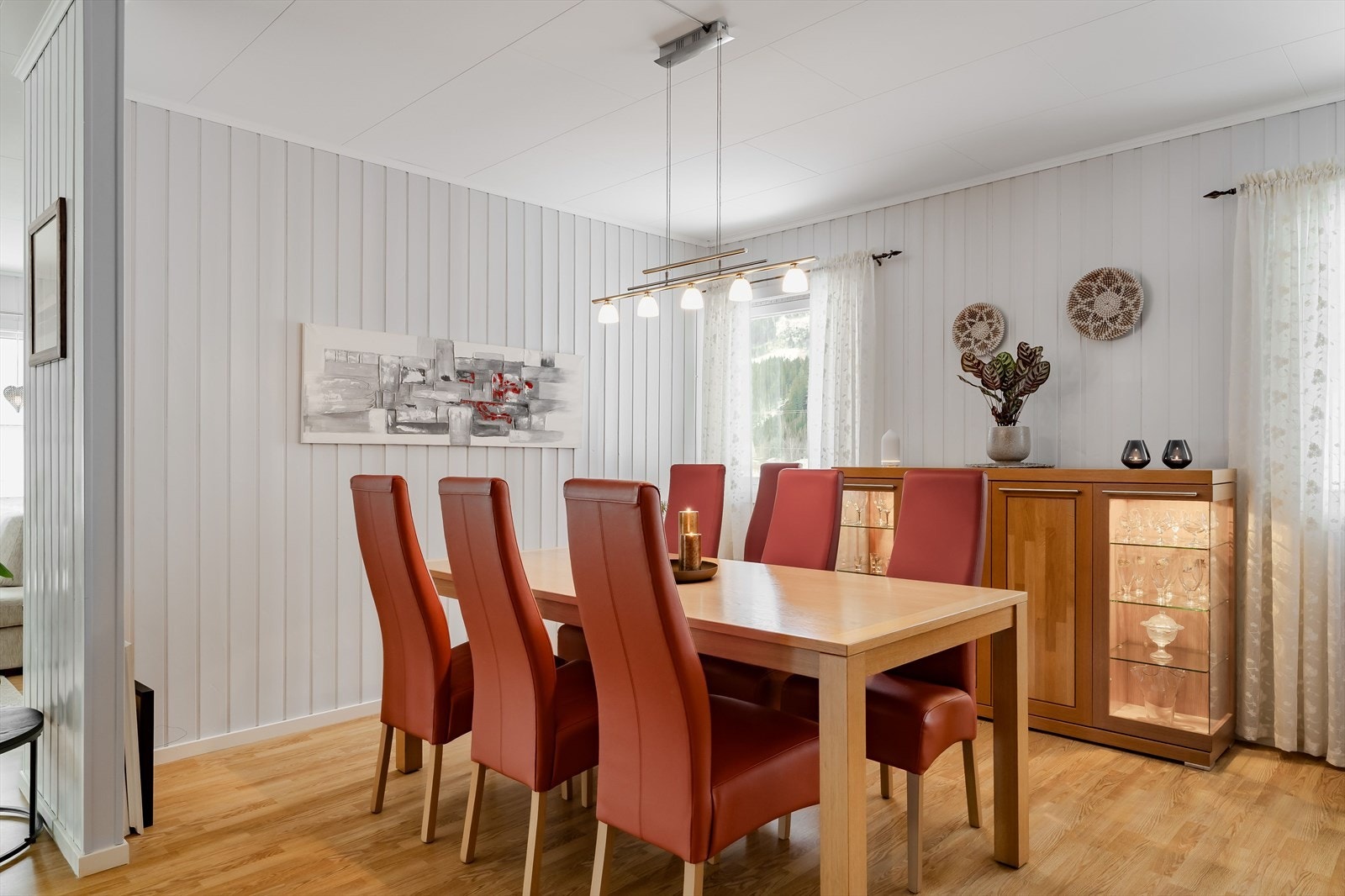 Rommet har lyse overflater og store vindusflater som gir godt med naturlig lys. Galleribilde