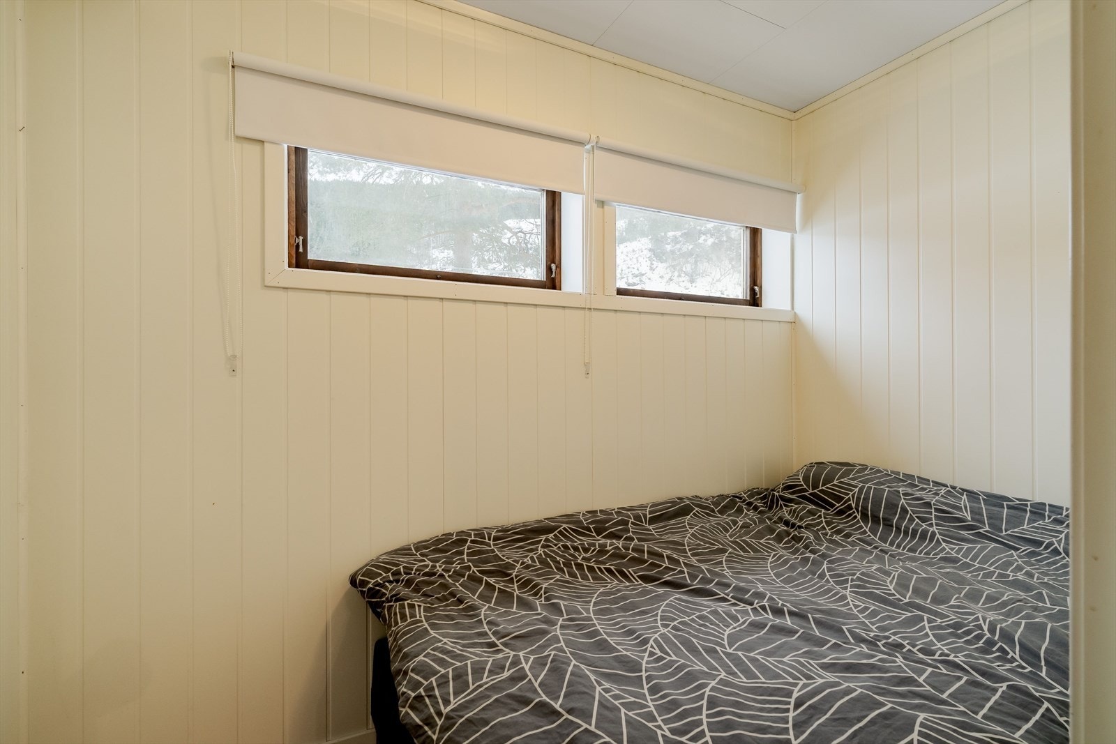 Soverommet har plass til seng og enkel møblering, og får naturlig lys via vindu. Galleribilde