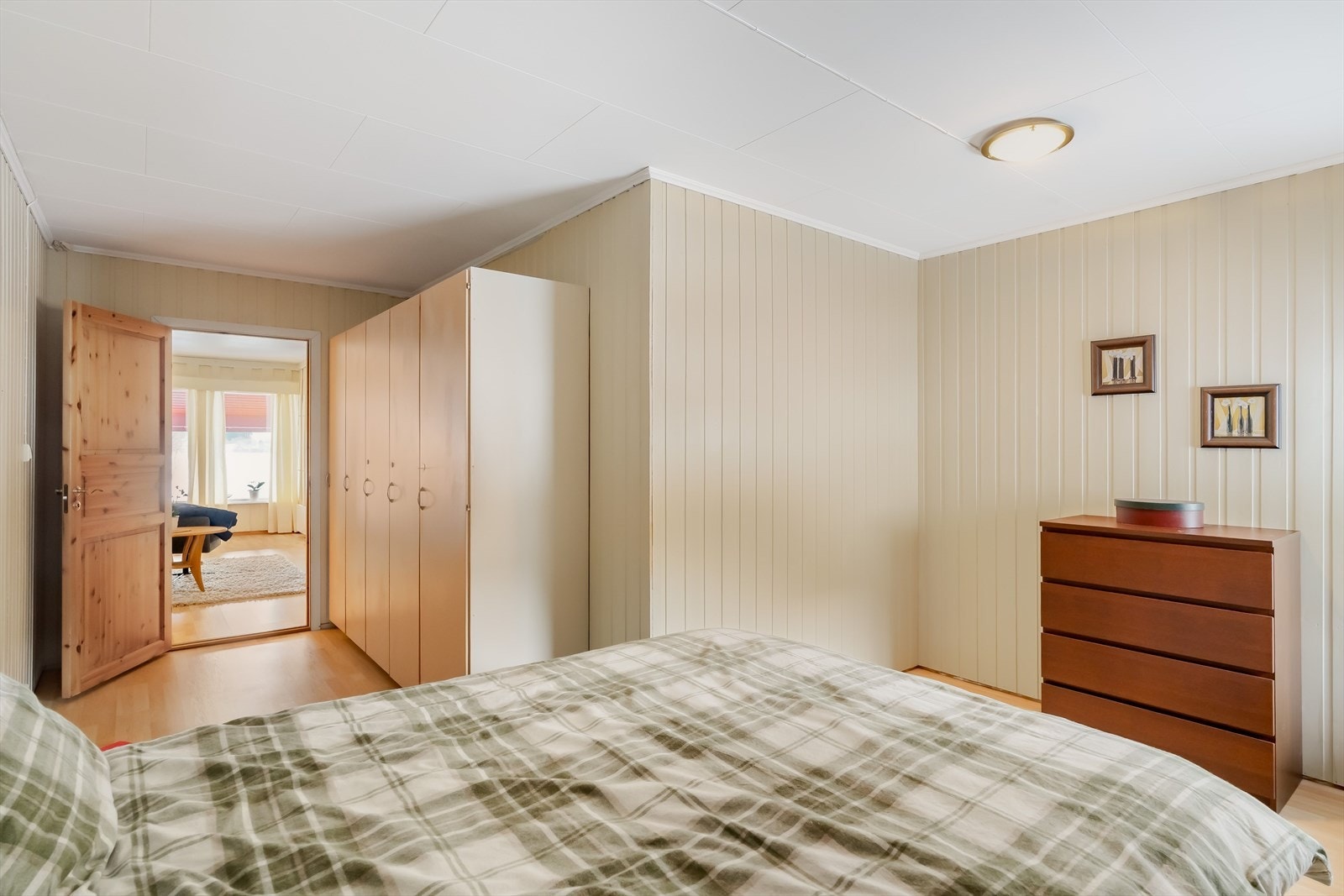 Ett av soverommene er innredet med garderobeløsning som gir gode oppbevaringsmuligheter. Galleribilde