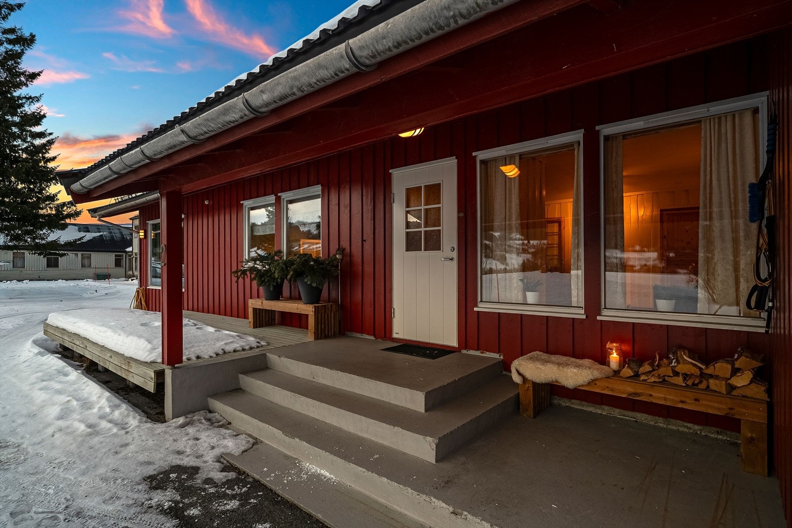 I tillegg har du en innholdsrik sokkeletasje med flere bruksmuligheter, samt en innredet utleiedel. Galleribilde