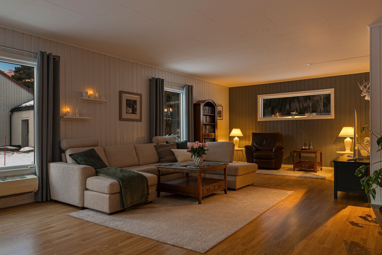 Overflater holdes i lyse og nøytrale toner som gir rommet et tidsriktig og behagelig uttrykk. Galleribilde