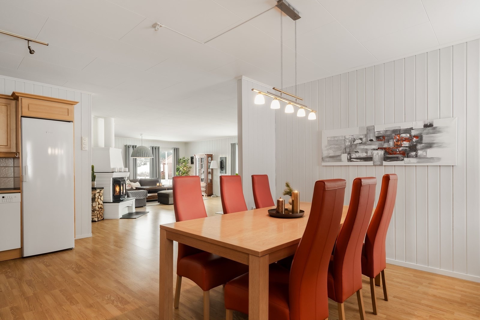 Løsningen er godt egnet både til hverdagsmåltider og større sammenkomster, og gir en fin flyt videre mot stuen. Galleribilde