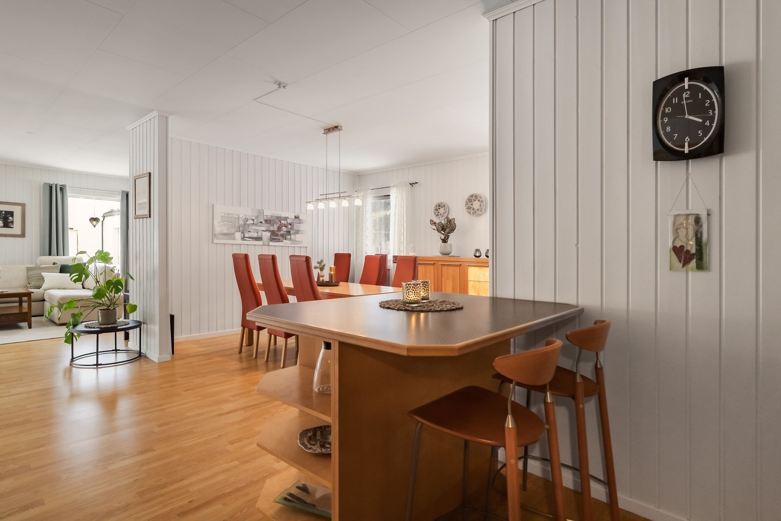 Spisestuen er romslig og naturlig plassert mellom kjøkken og stue, med god plass til stort spisebord og flere sitteplasser. Galleribilde