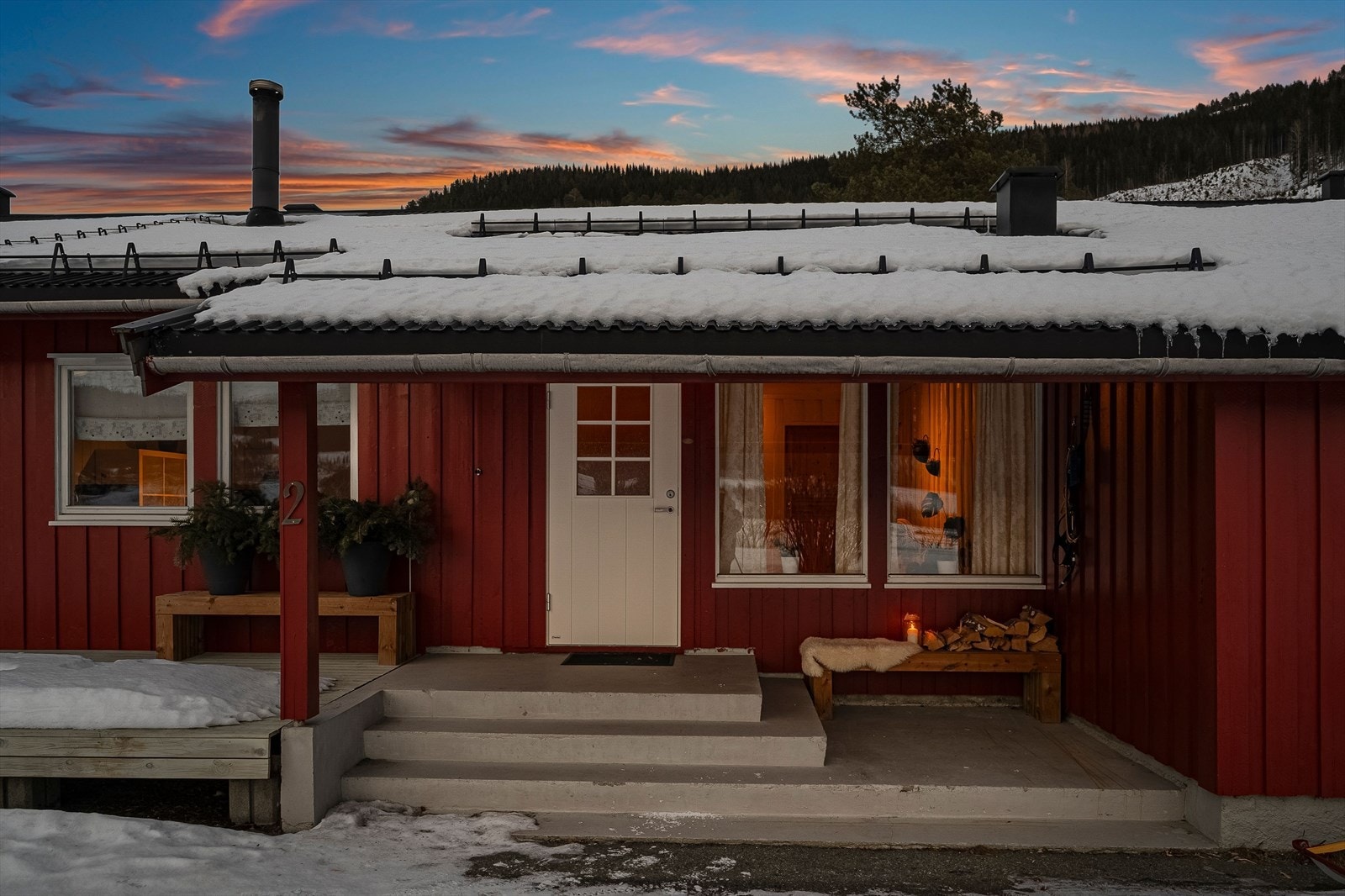 Eiendommen har en tilbaketrukket beliggenhet med flott utsyn og gode solforhold. Galleribilde