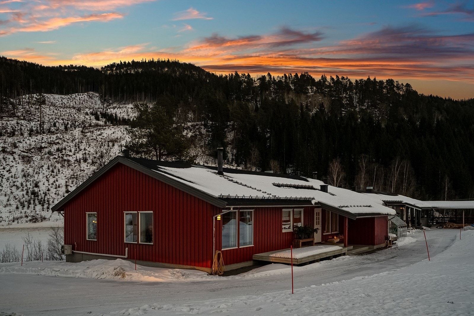 Det er kort vei til Meldal sentrum, som nås på ca. 16 minutter til fots, med dagligvarehandel og nødvendige servicetilbud. Galleribilde