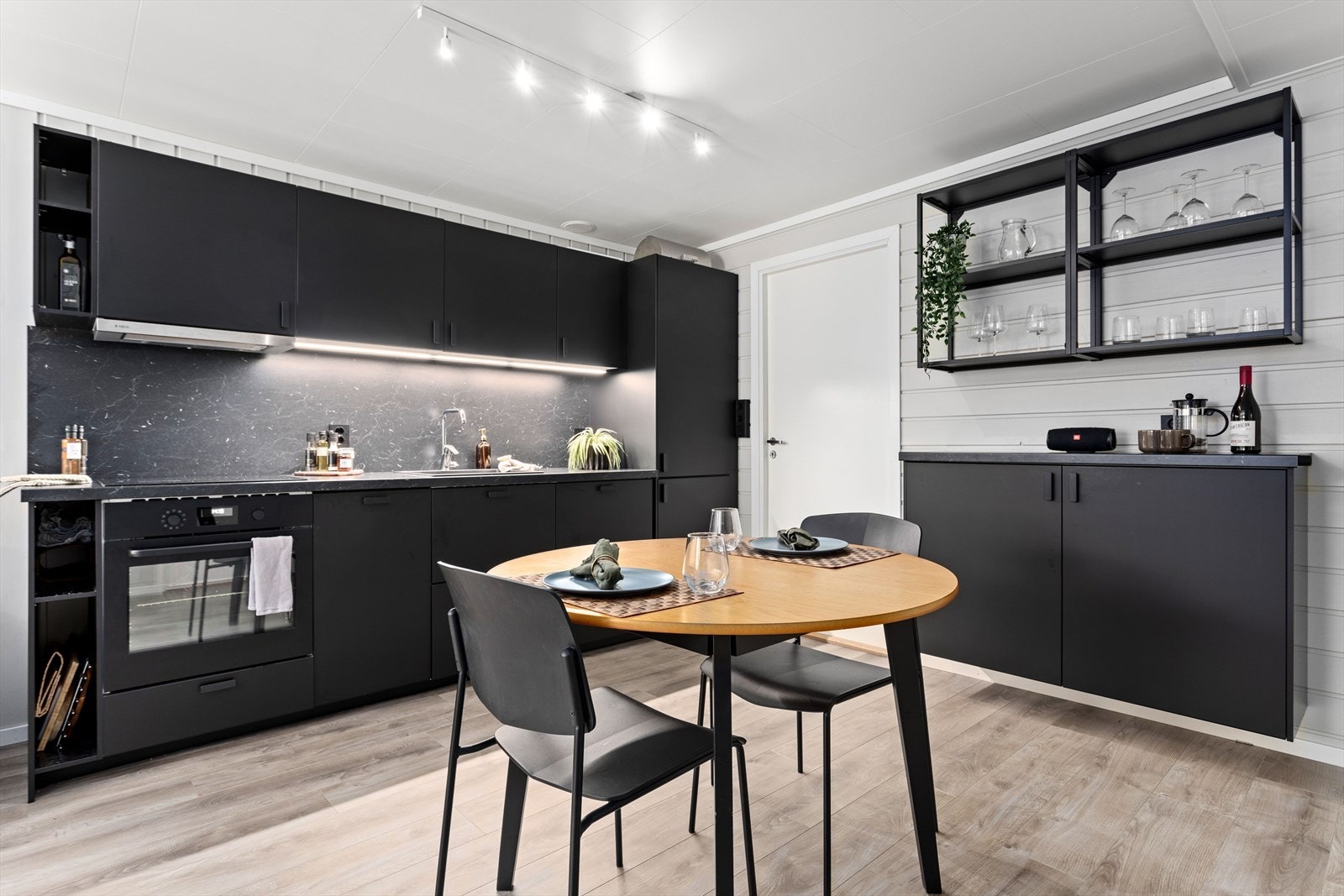 Moderne kjøken med svarte matte frontar og benkeplate av laminat. Ikea kjøken frå 2023. Alle kvitevarar føl med i handelen. Galleribilde