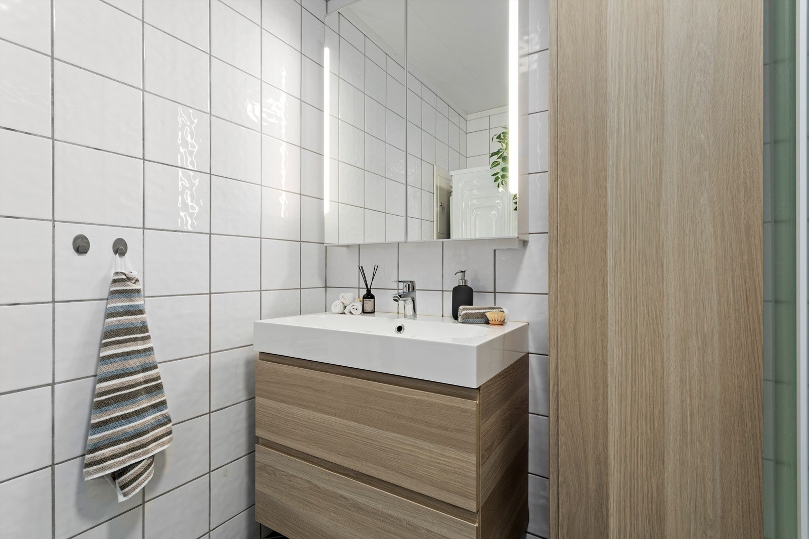 Badet er stilfult innreia i nyare og tidsriktige materialer frå 2023. Galleribilde