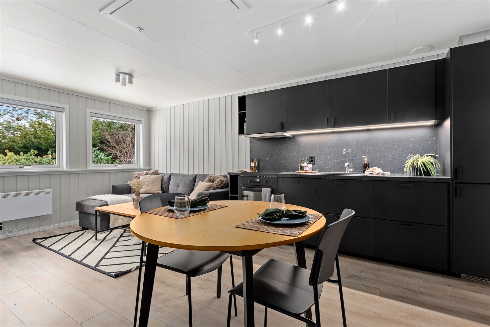 Velkommen til Fossvegen 8- Ein moderne 3-roms med sentrumsnær beliggenhet like ved Fosshaugene Campus. (Foto: Christian Blom) Galleribilde