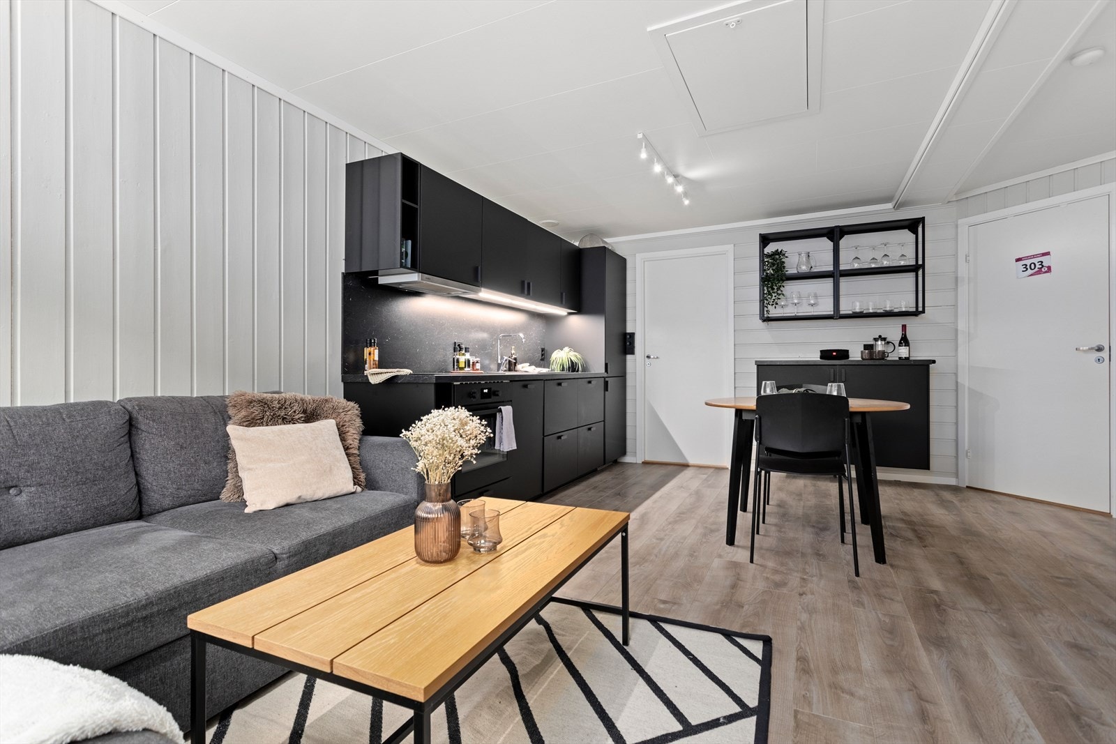 Vidare kjem du inn til leilegheitas opphaldsrom. Her er det god plass til venner og familie. Galleribilde