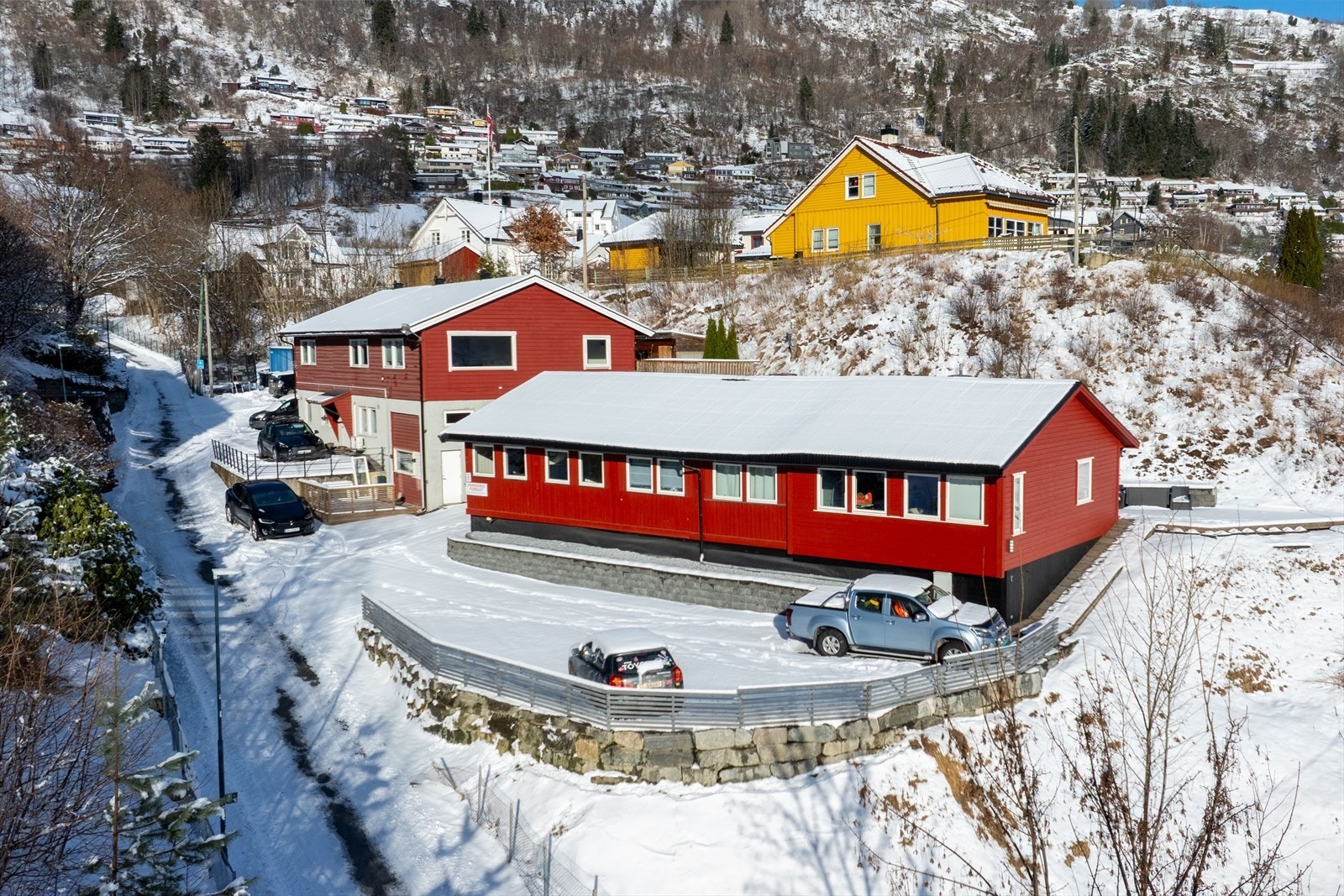 Like i nærleiken finn du Fosshaugane Campus med Høgskule, videregåande, treningssenter og andre aktivitetstilbod. Galleribilde